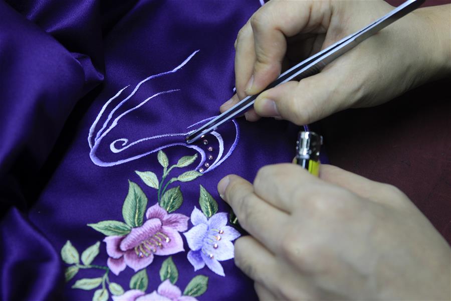 梁玉华说:"制作一件津派旗袍,细分下来有200多个步骤,步步都有讲究