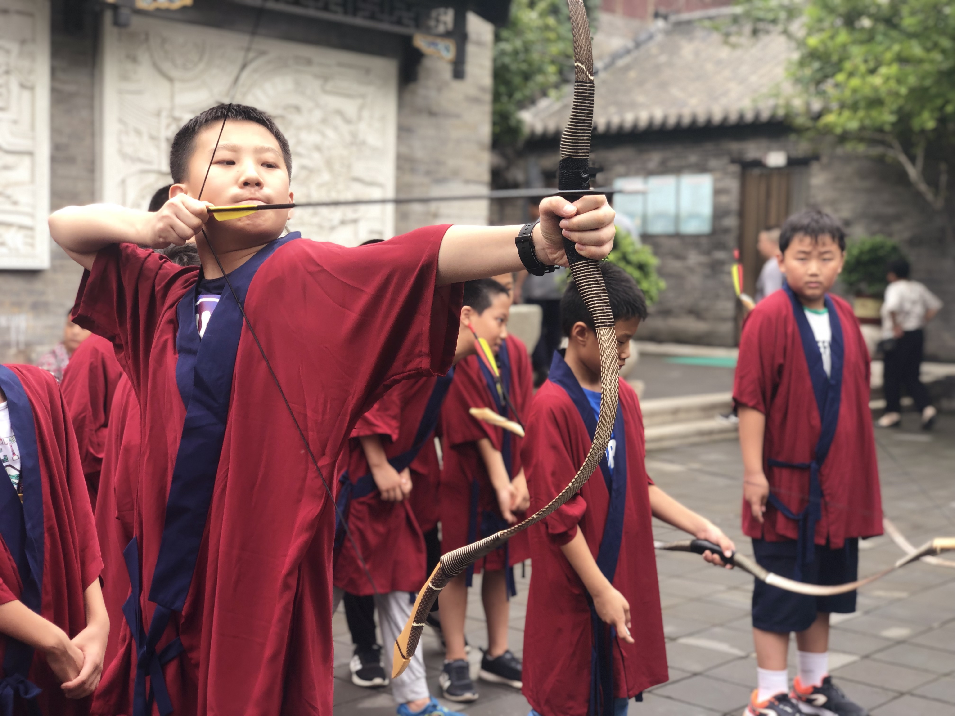 学射艺做烧饼齐鲁晚报传统文化研学营迎景山学子