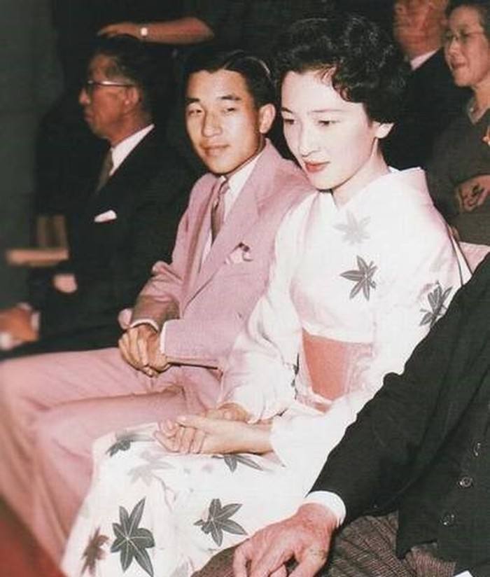 美智子皇后年轻时的照片雅子皇后纪子妃可以看出,在二战结束后,由于