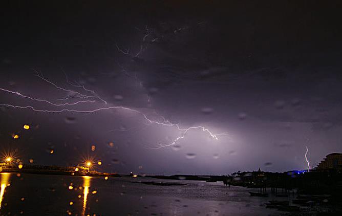 8月10日济南雷阵雨转大雨,无持续风向微风