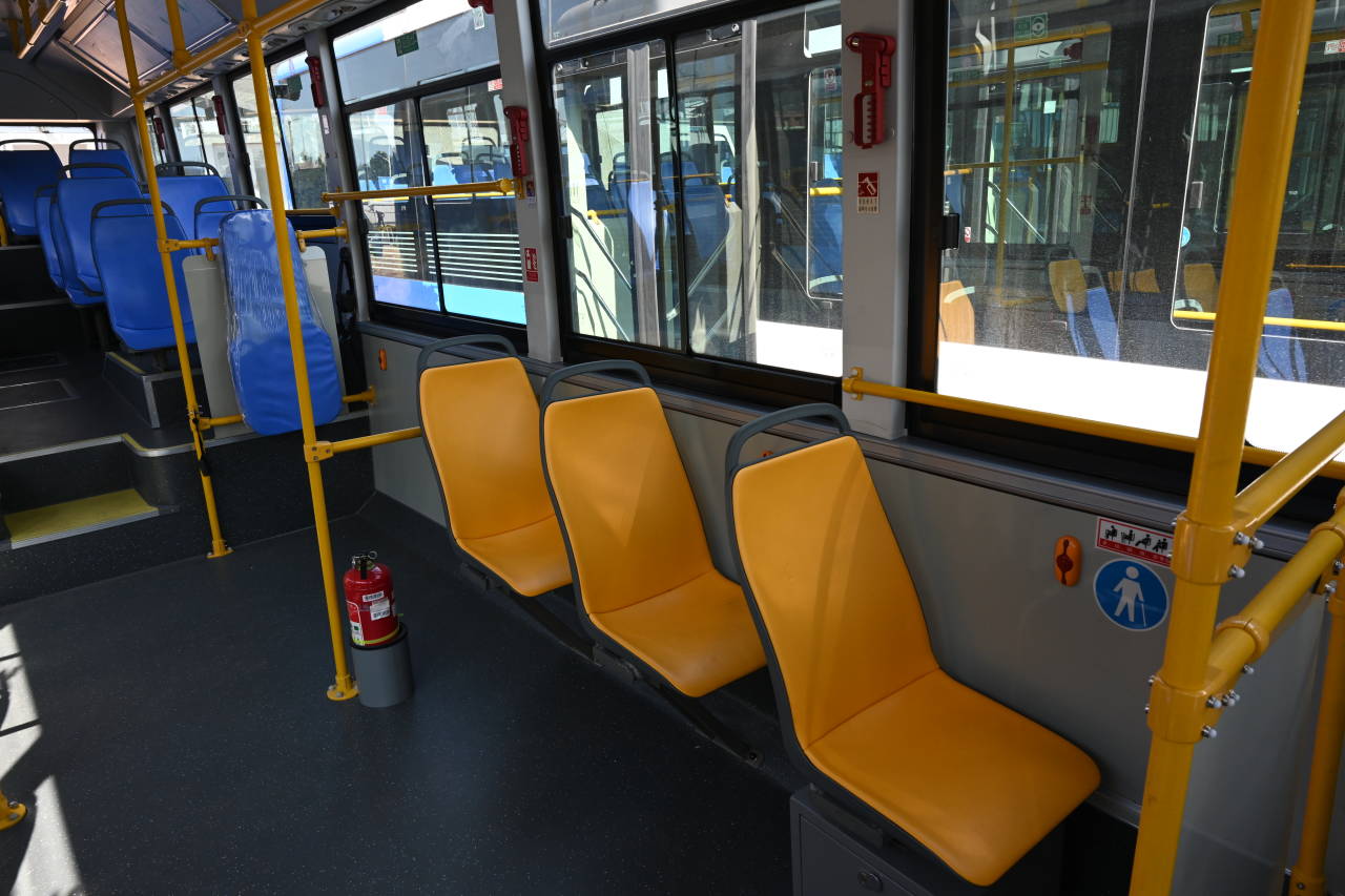 车身12米,皮质座椅,更新后的烟台61路公交很抢眼 - 海报新闻