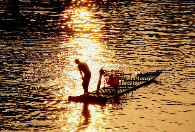 白鹭穿柳东风软, 雷泽湖上渔歌喧, 小伙抡圆舟头上