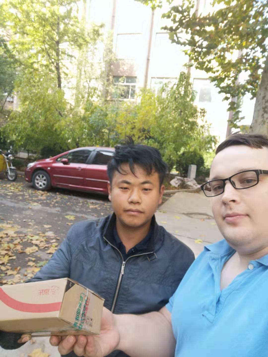 旅居中国10年老外变身“人肉代购”，双十一购物车快撑爆了……