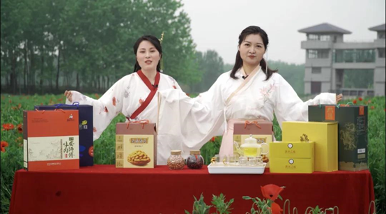 安徽省固镇县副县长王艳来到垓下遗址,穿着汉服为黑花生礼盒代言,在