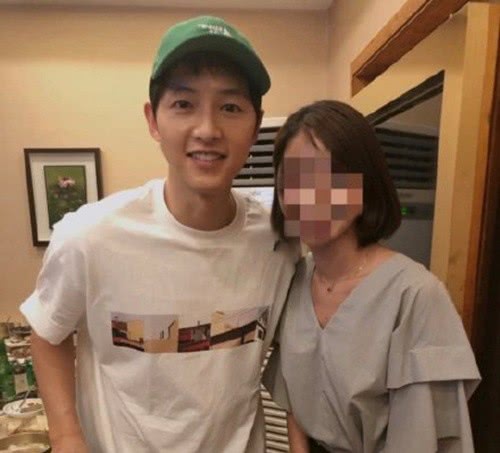 宋仲基离婚后近照曝光！罕见露面，烤肉店内面带微笑与顾客合影心情好