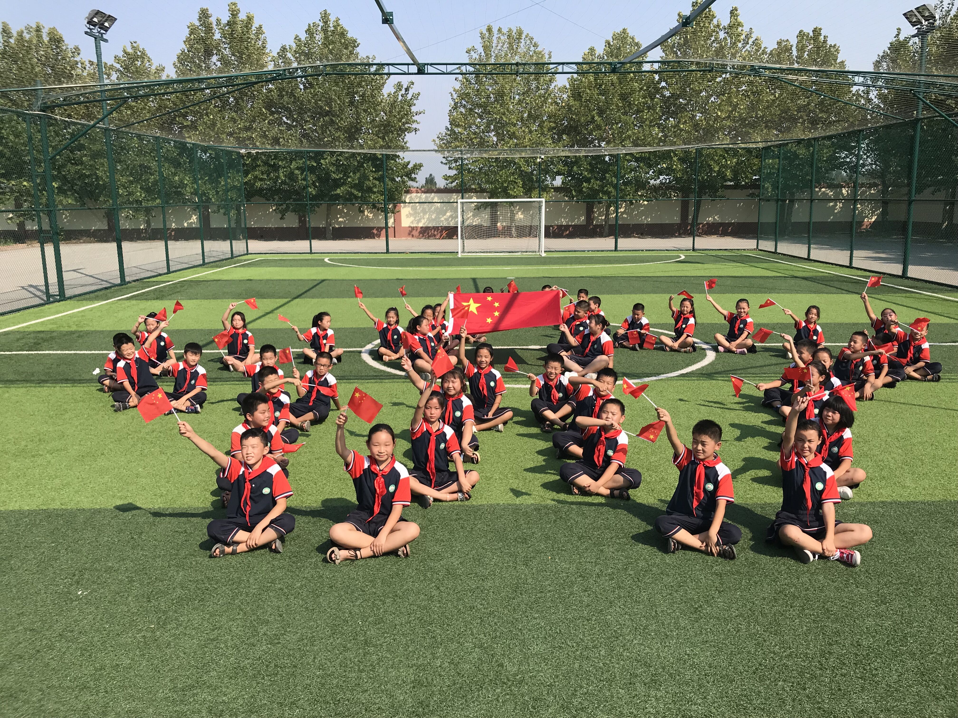 天桥区高王小学举行开学典礼一年级学生参加开笔礼仪式
