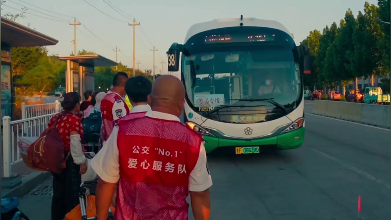 烟台“篓子公交”人人夸，谁想出来的好主意？（齐鲁晚报·齐鲁壹点记者 吕奇 秦雪丽）