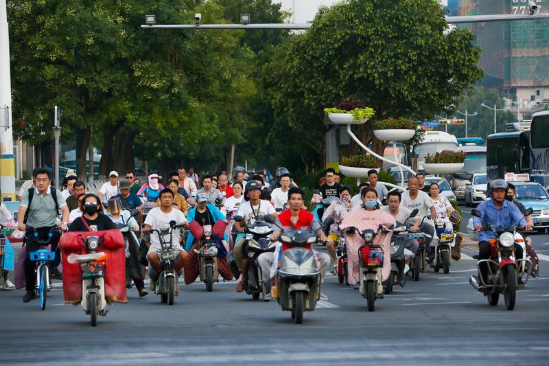 今视角济南清晨路口的骑车上班大军