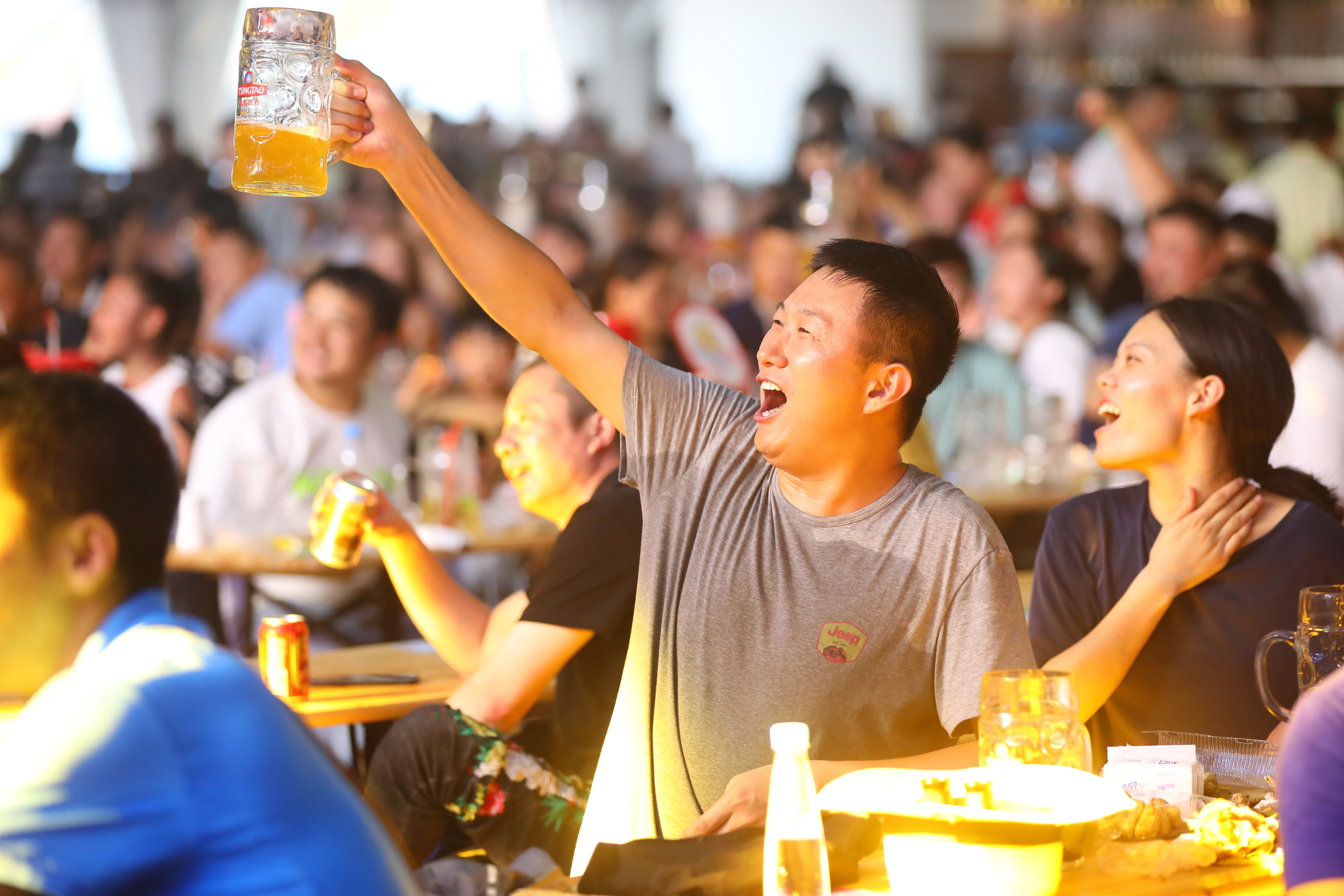 青岛啤酒饮领城市的激情与狂欢