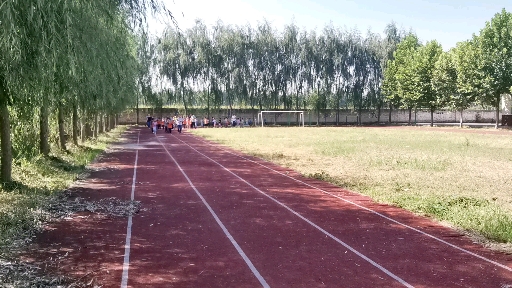 梁水镇黄庄小学学生跑操。