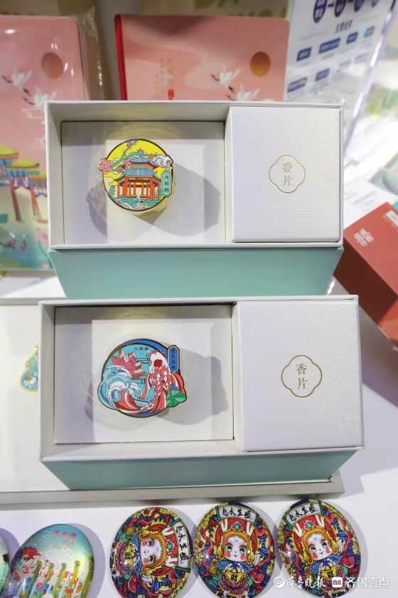 天下第一泉文创中心展示了独具济南特色的文创产品,精彩纷呈