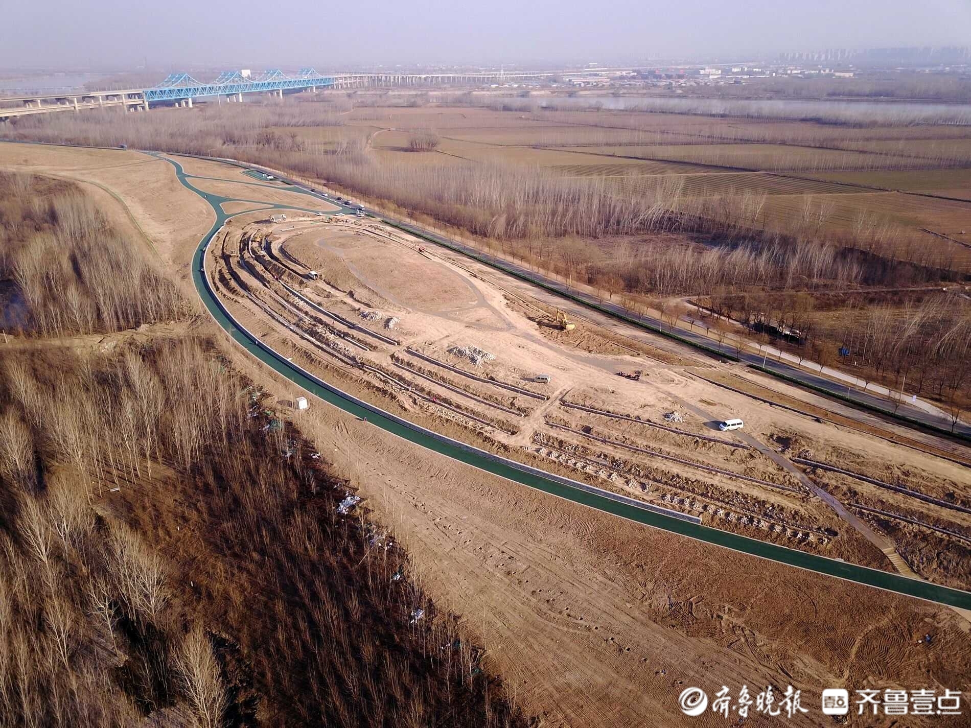 济南黄河大堤正建起步区黄河公园，曲线优美、林木茂密