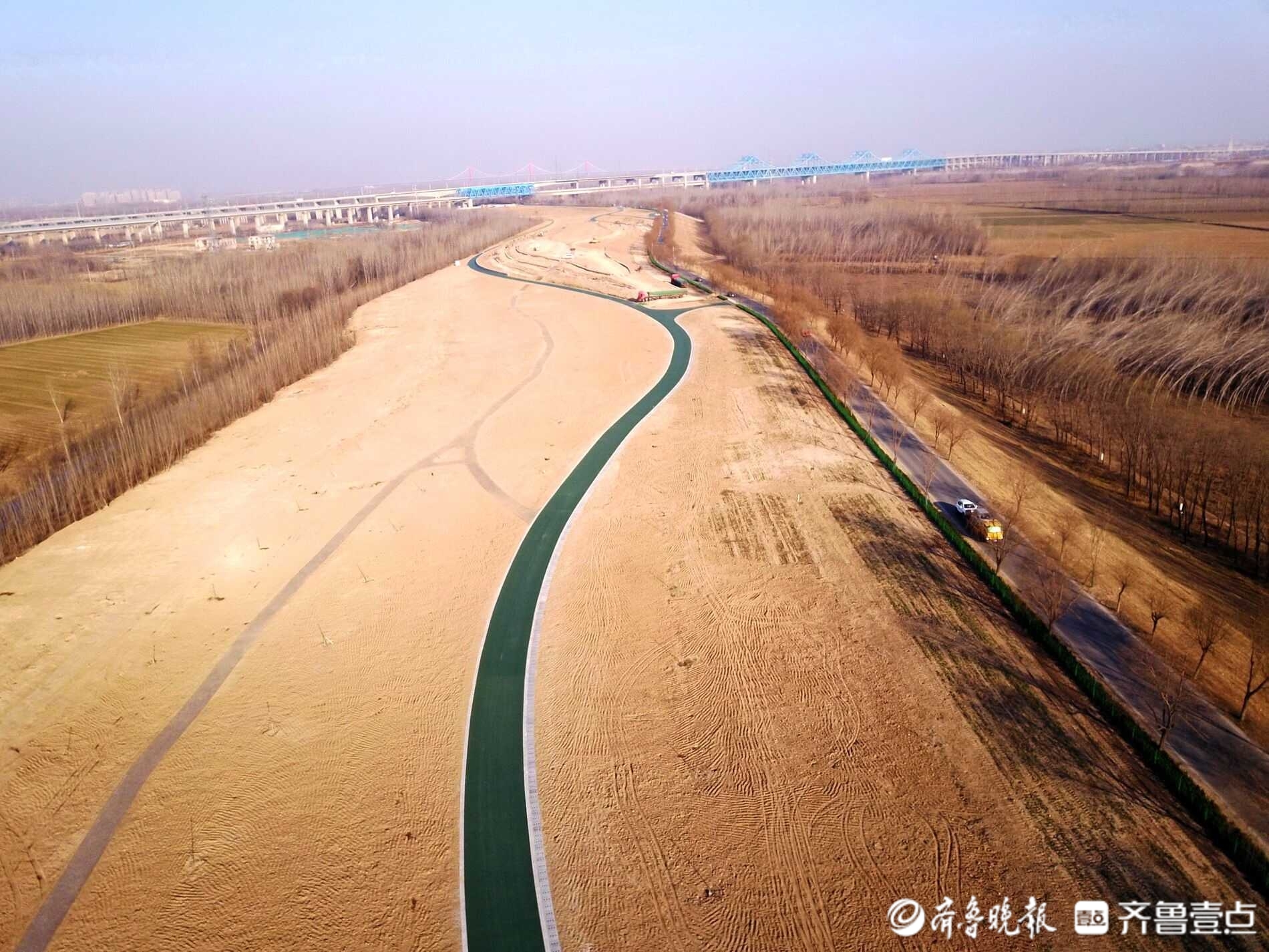 济南黄河大堤正建起步区黄河公园，曲线优美、林木茂密