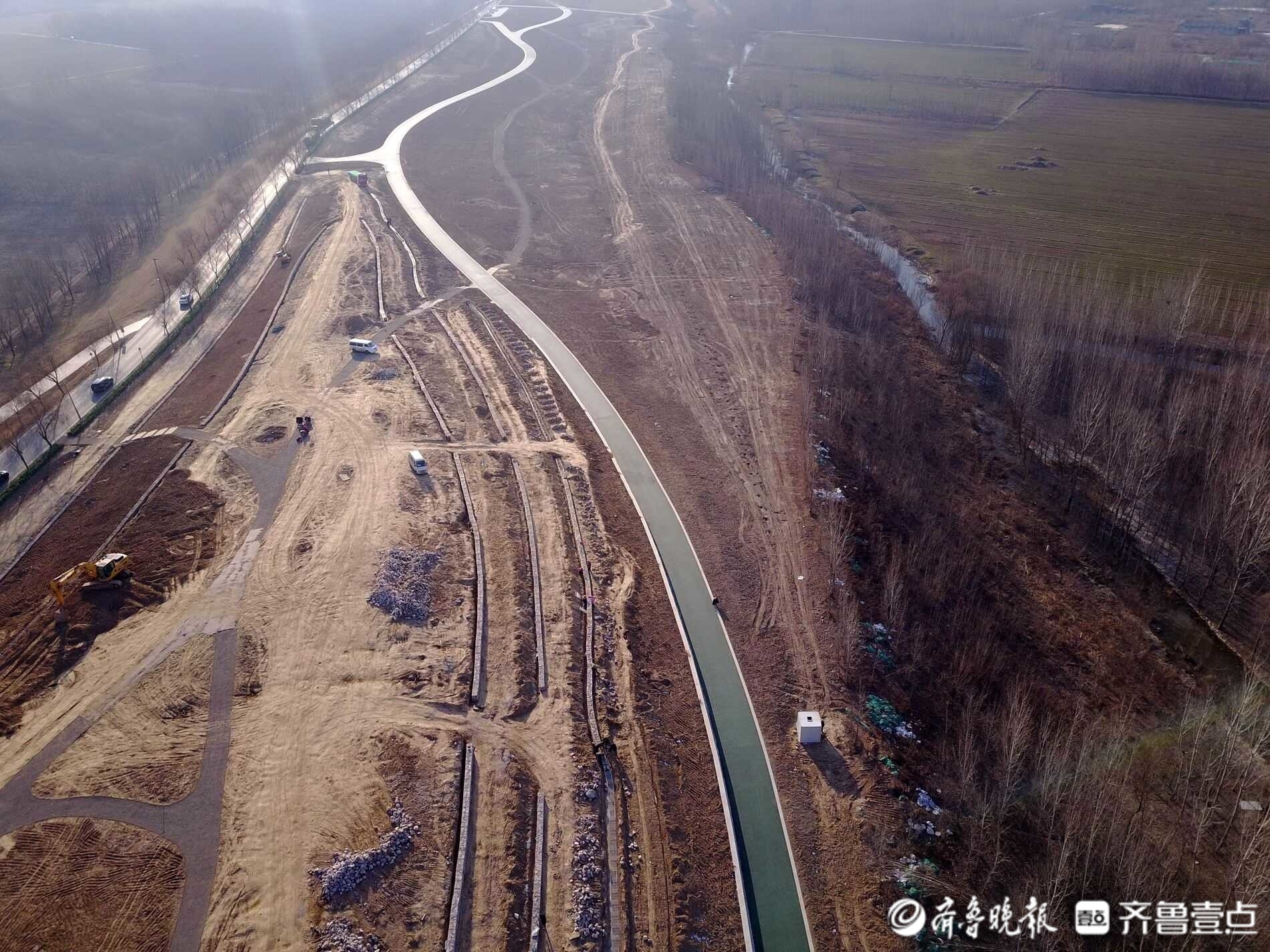 济南黄河大堤正建起步区黄河公园，曲线优美、林木茂密