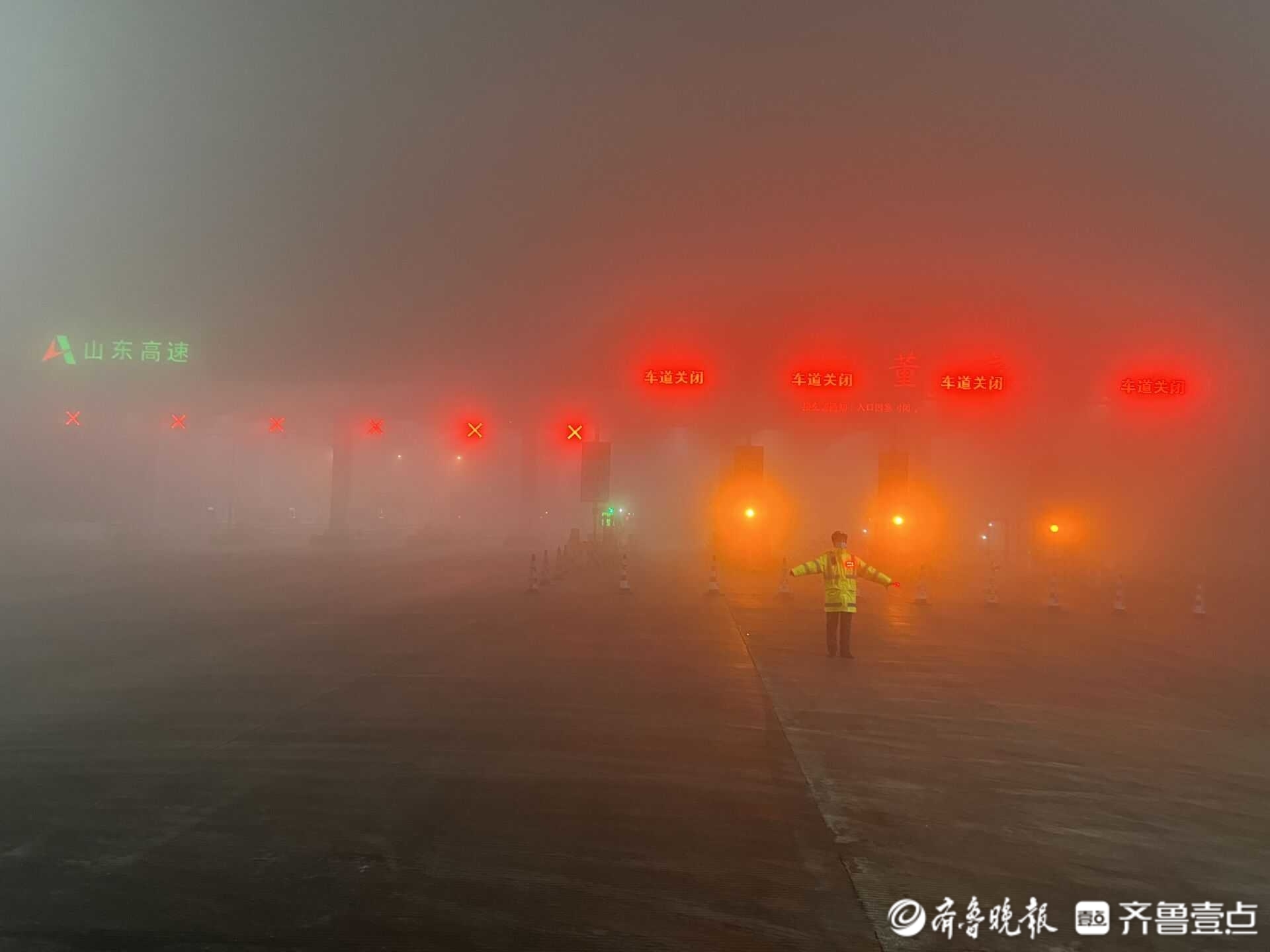 济南遭遇大雾部分高速公路封闭，高速员工帮助被困货车司机
