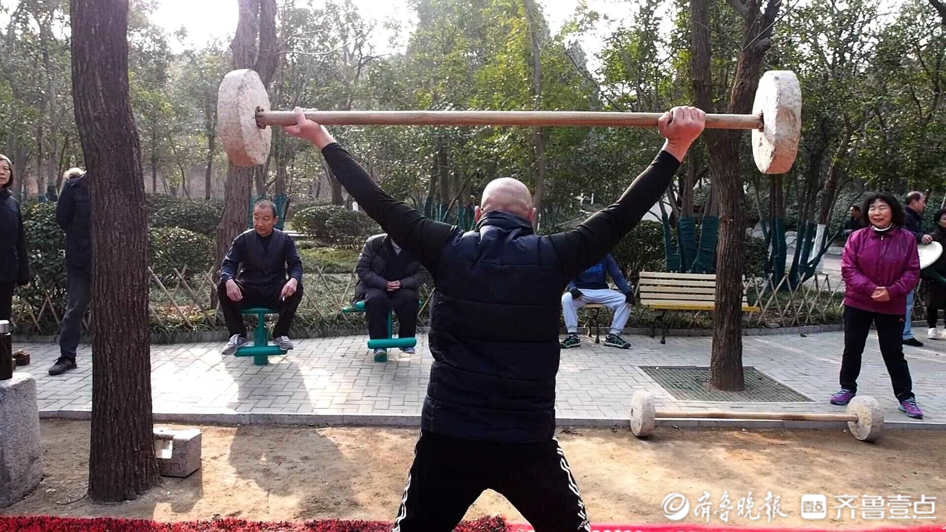 寒风挡不住热情济南一群老人热衷玩石锁石担健身强体