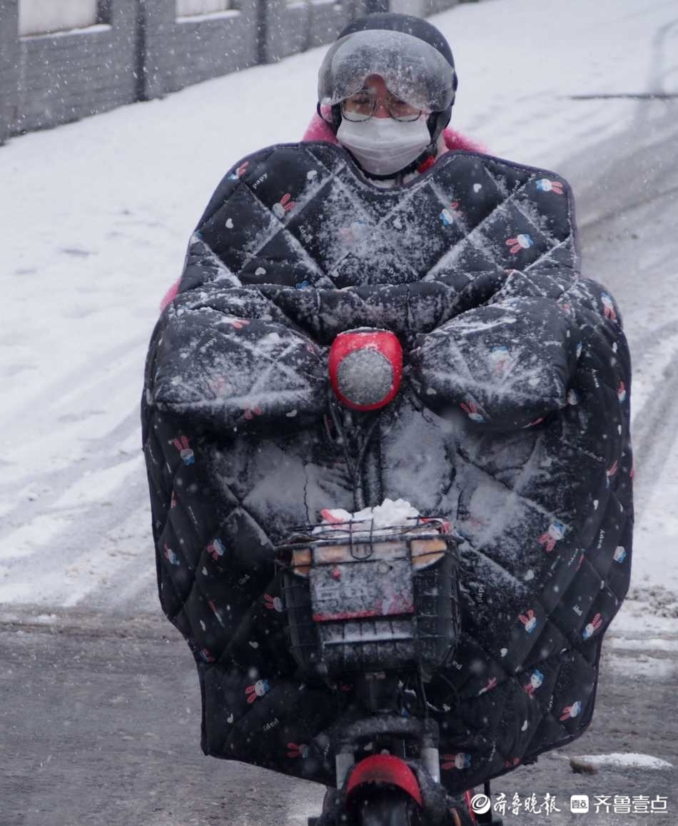 济南大雪挡不住忙年人，雪中骑车小心翼翼