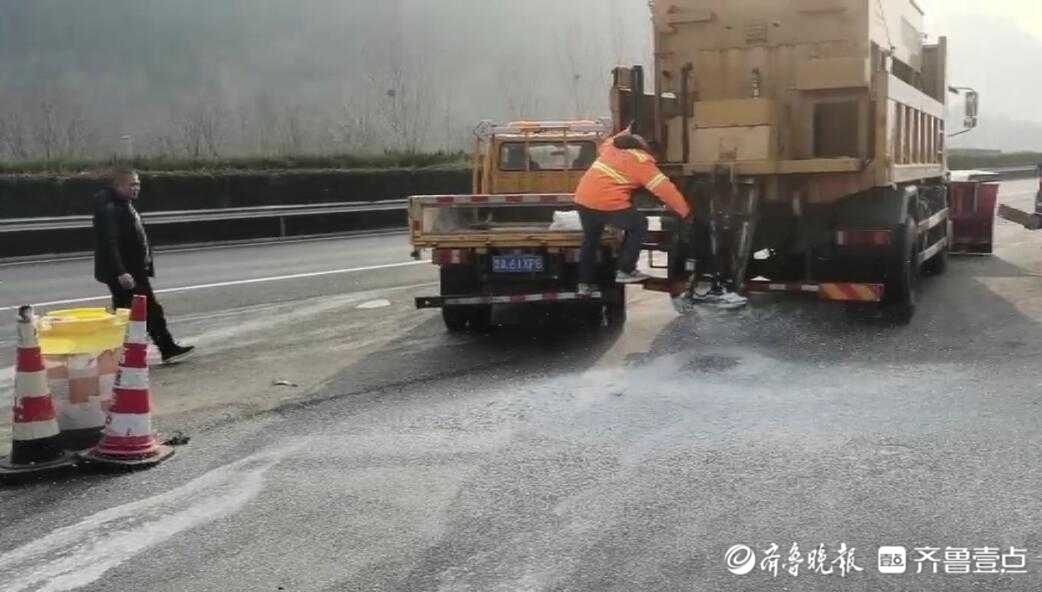 防滑四级预警！大雪给交通添堵，济南高速员工紧急除雪