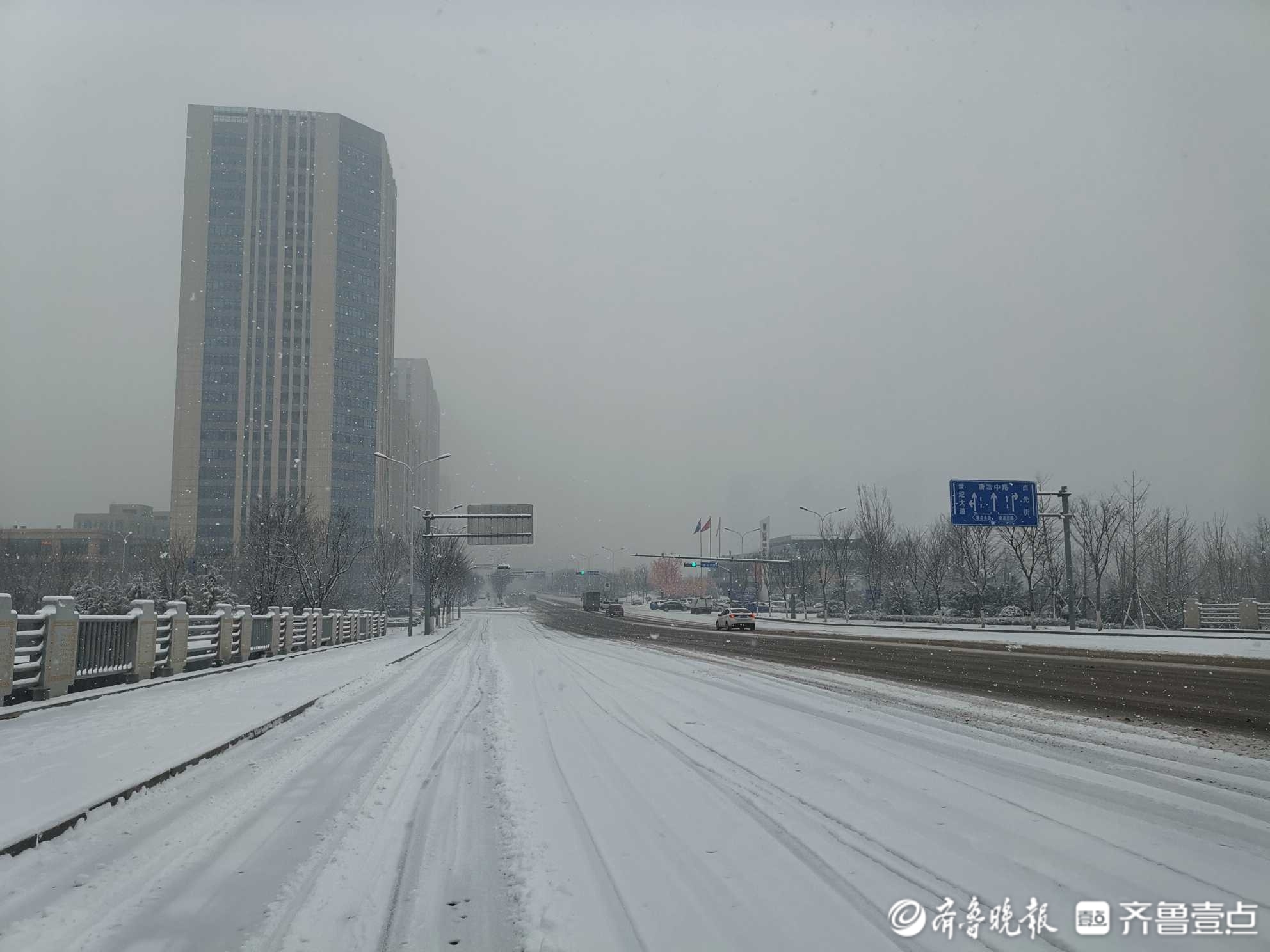 济南迎来降雪，东部城区路面积雪正在清理