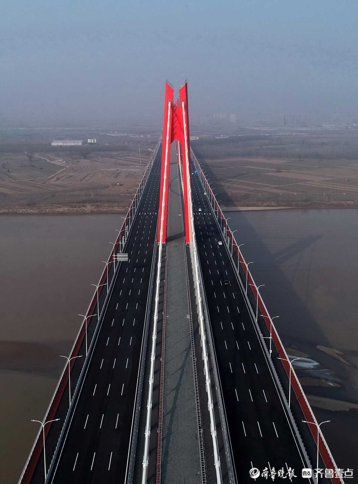 济南黄河凤凰大桥是沟通济南东部市区和黄河对岸起步区的重要通道