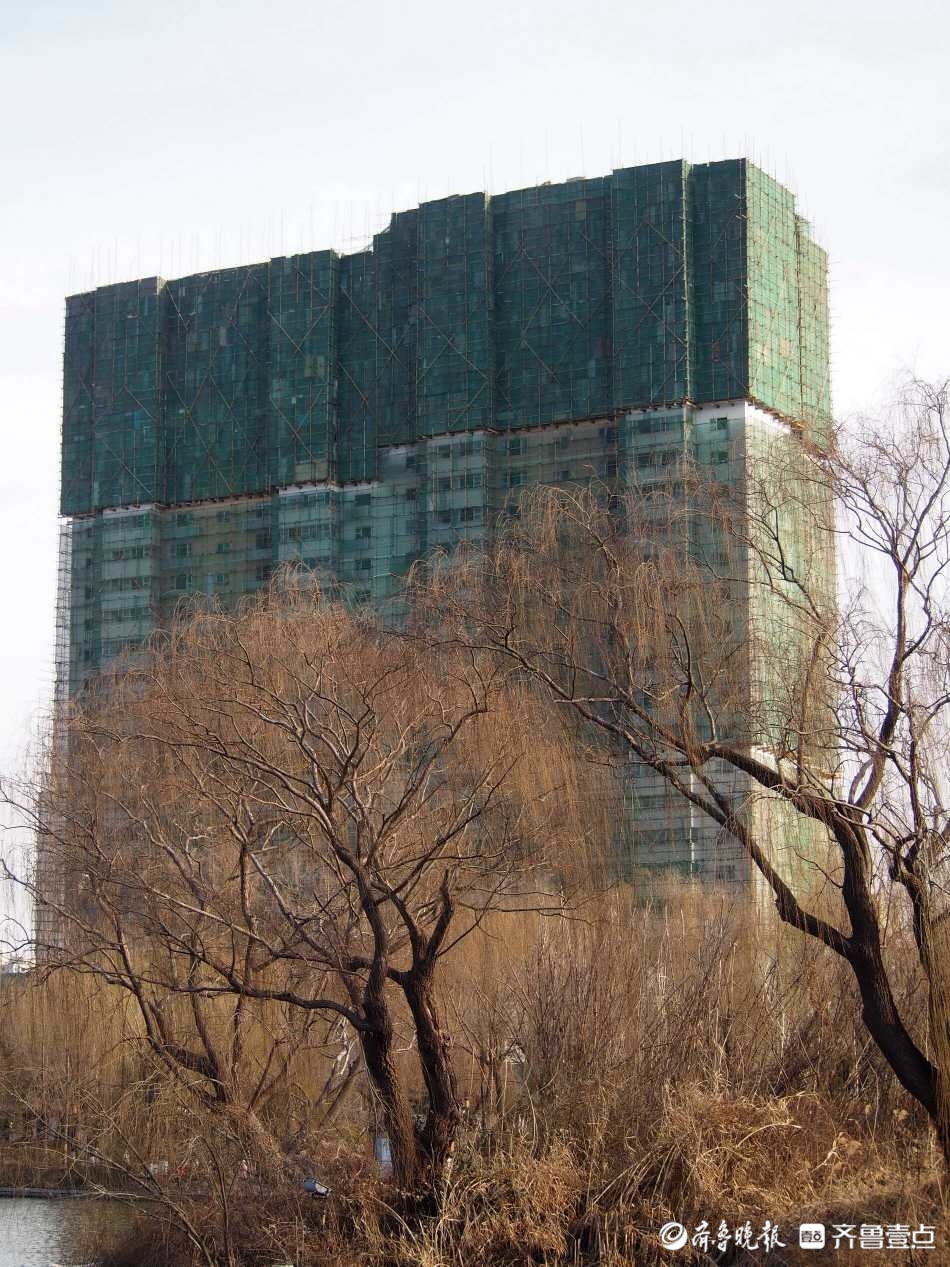 济南东湖大厦架设拆除护栏整座大楼被包成粽子