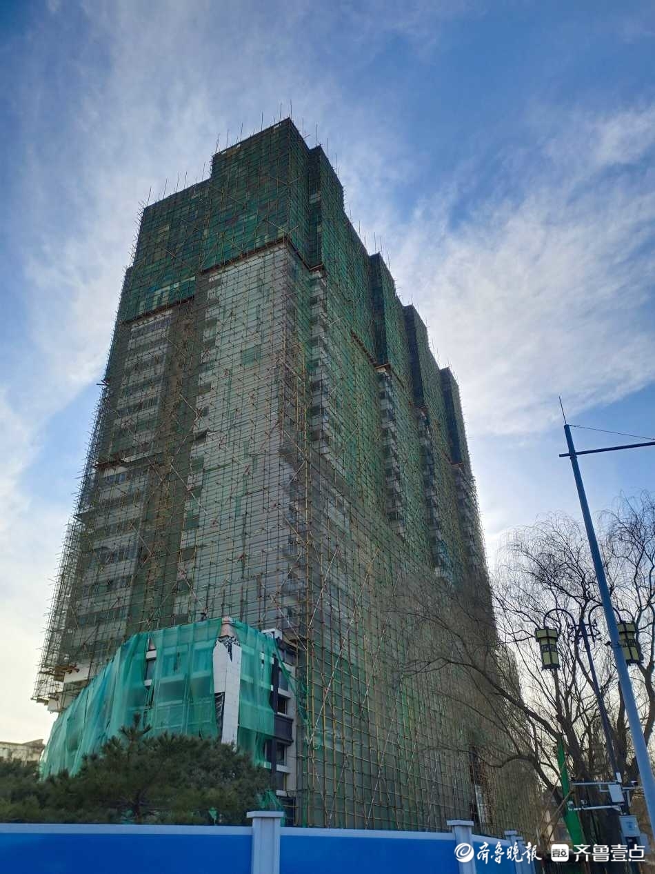 济南东湖大厦架设拆除护栏整座大楼被包成粽子