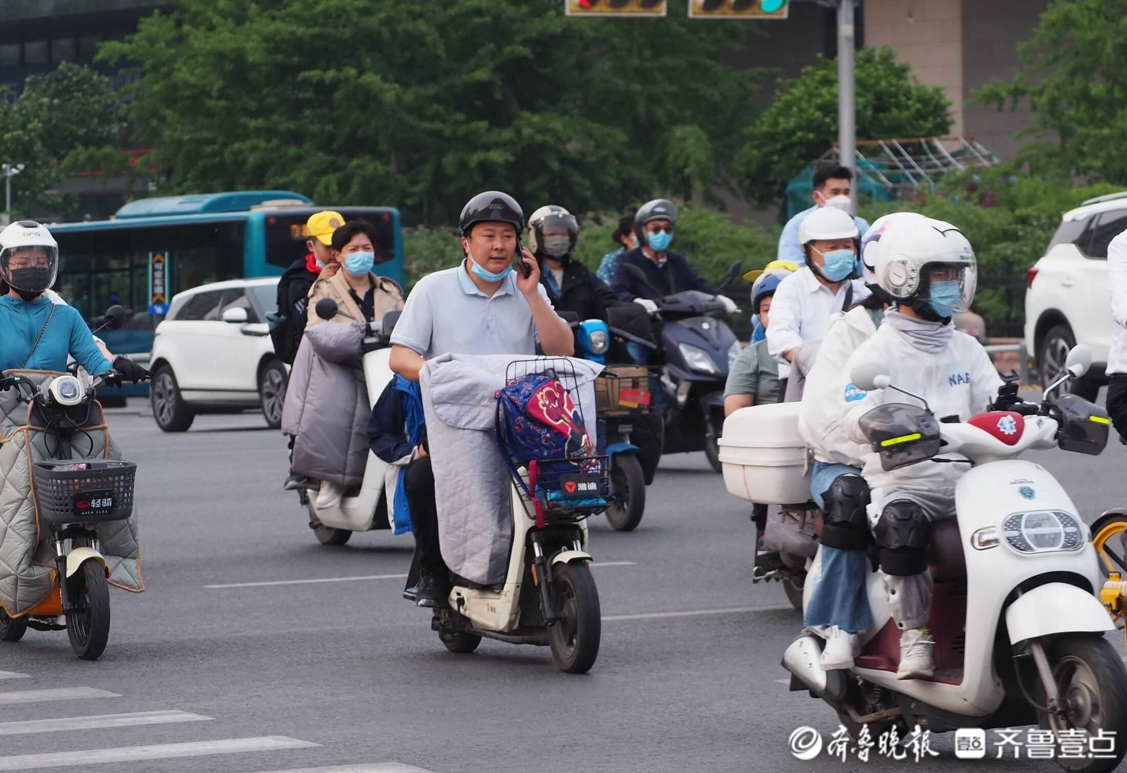 别犯规夏日来临济南电动车大军里多少人戴头盔上路