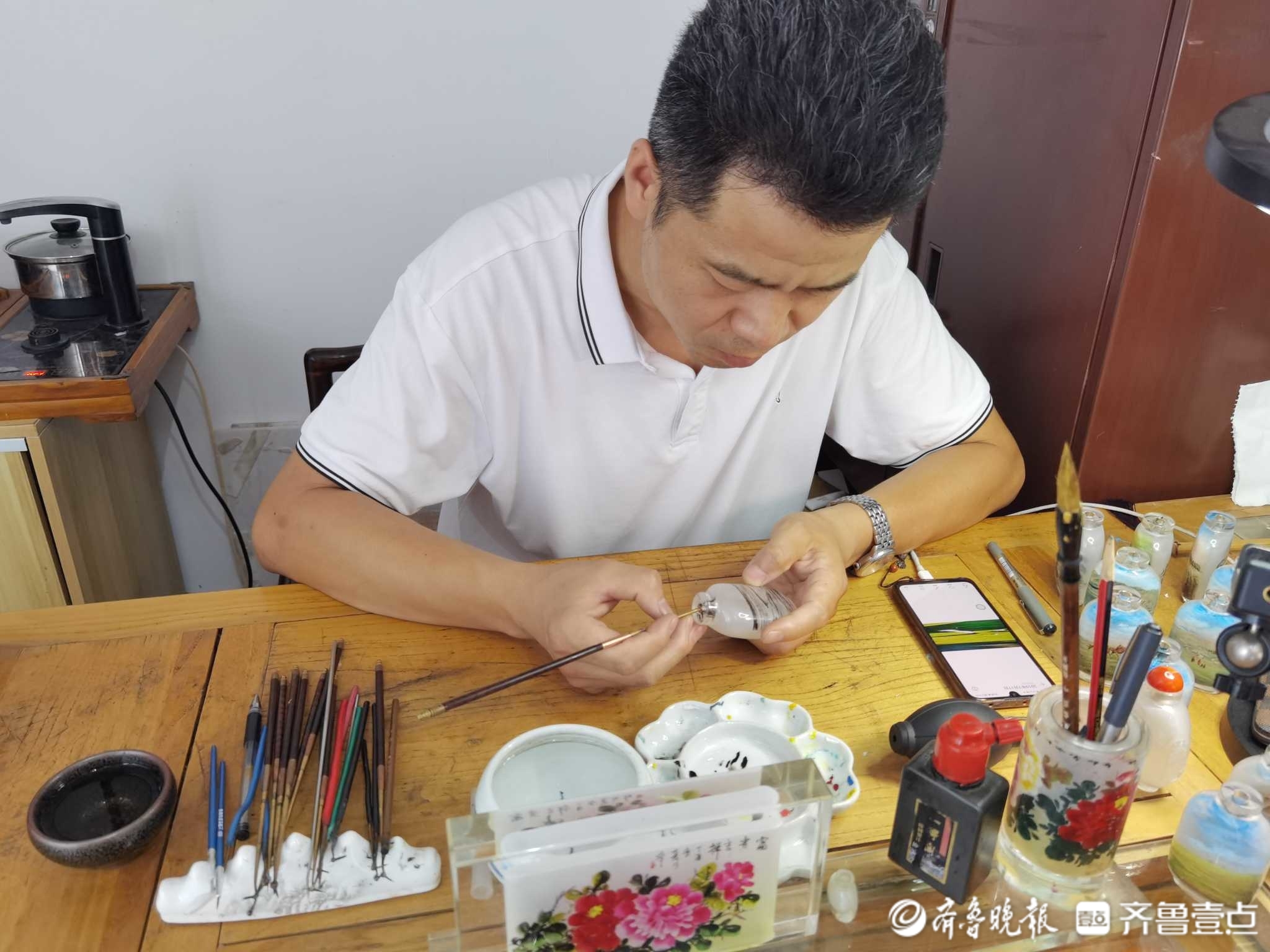 看起来真美，画起来真难！济南非遗人“反手”画出大千世界