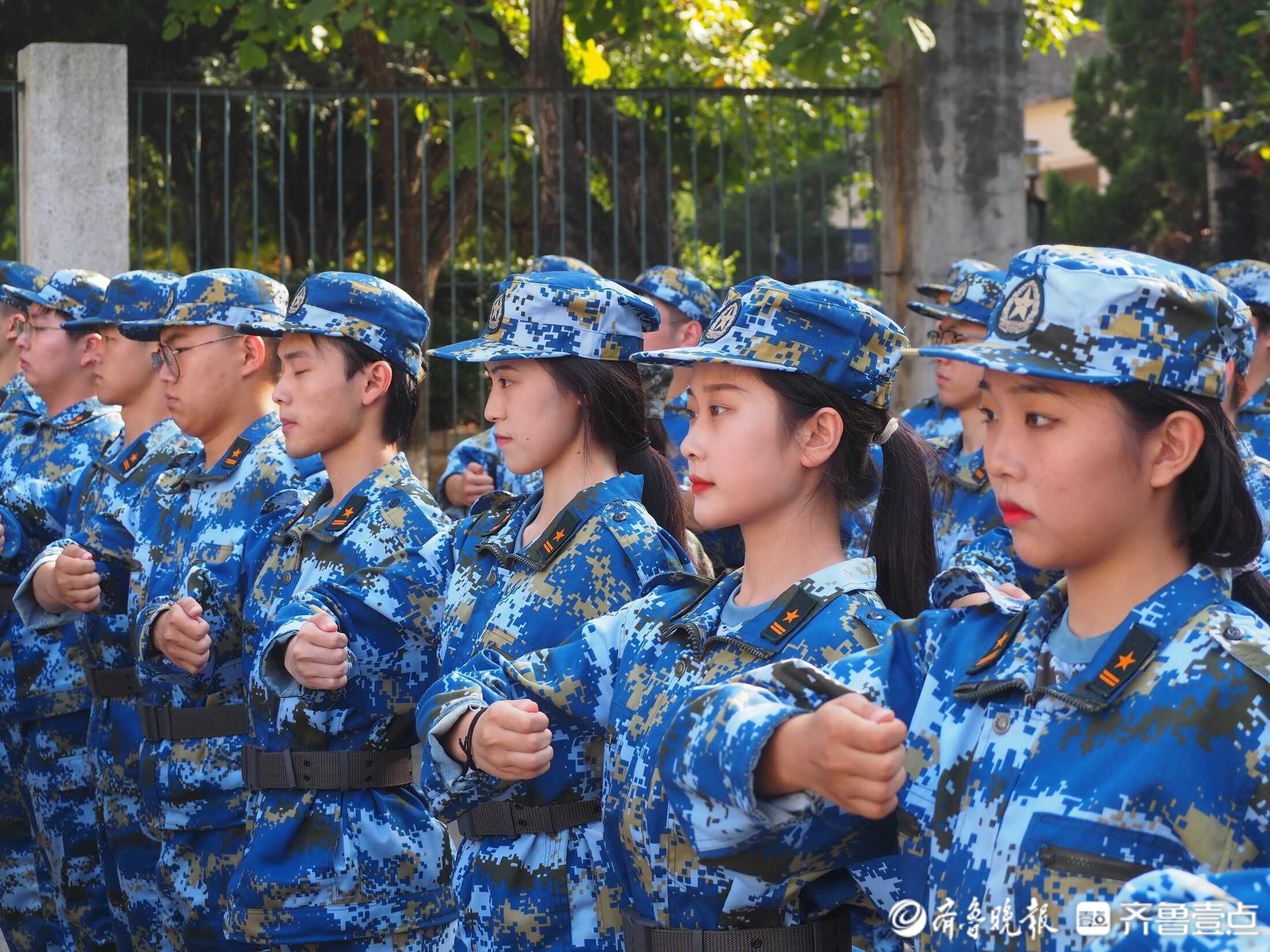 青春又靓丽山东师范大学军训女生队列的风采