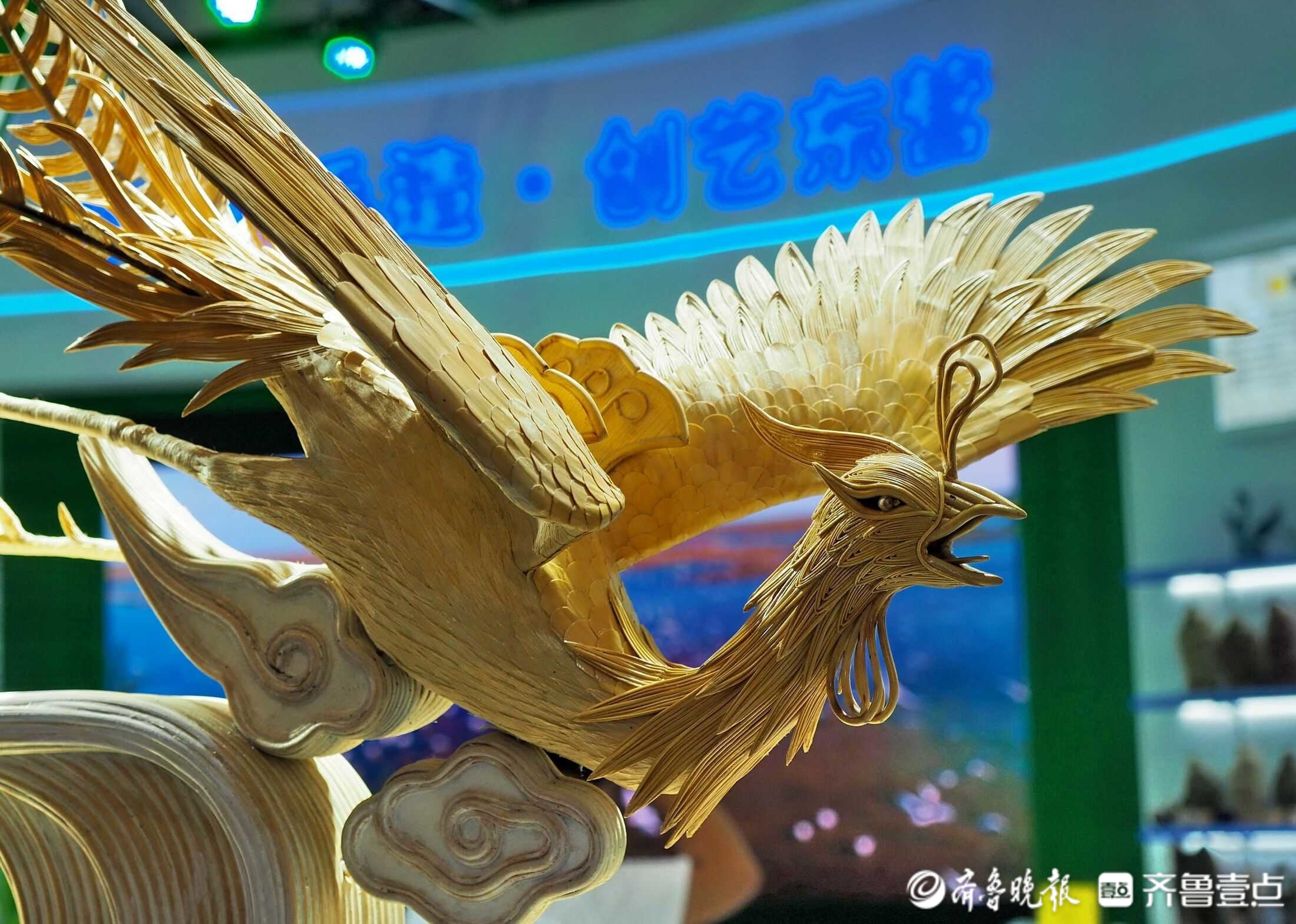 文博会上真有奇迹,高粱秸秆制成的巨型草编凤凰艺术品亮相-齐鲁晚报