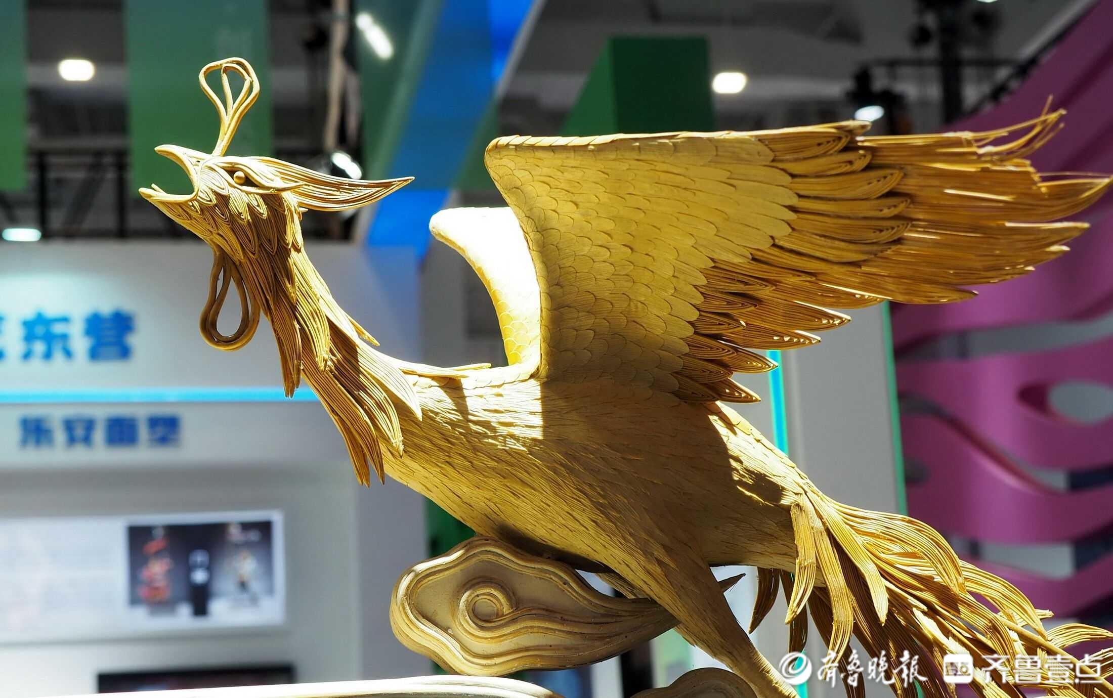 文博会上真有奇迹,高粱秸秆制成的巨型草编凤凰艺术品亮相-齐鲁晚报