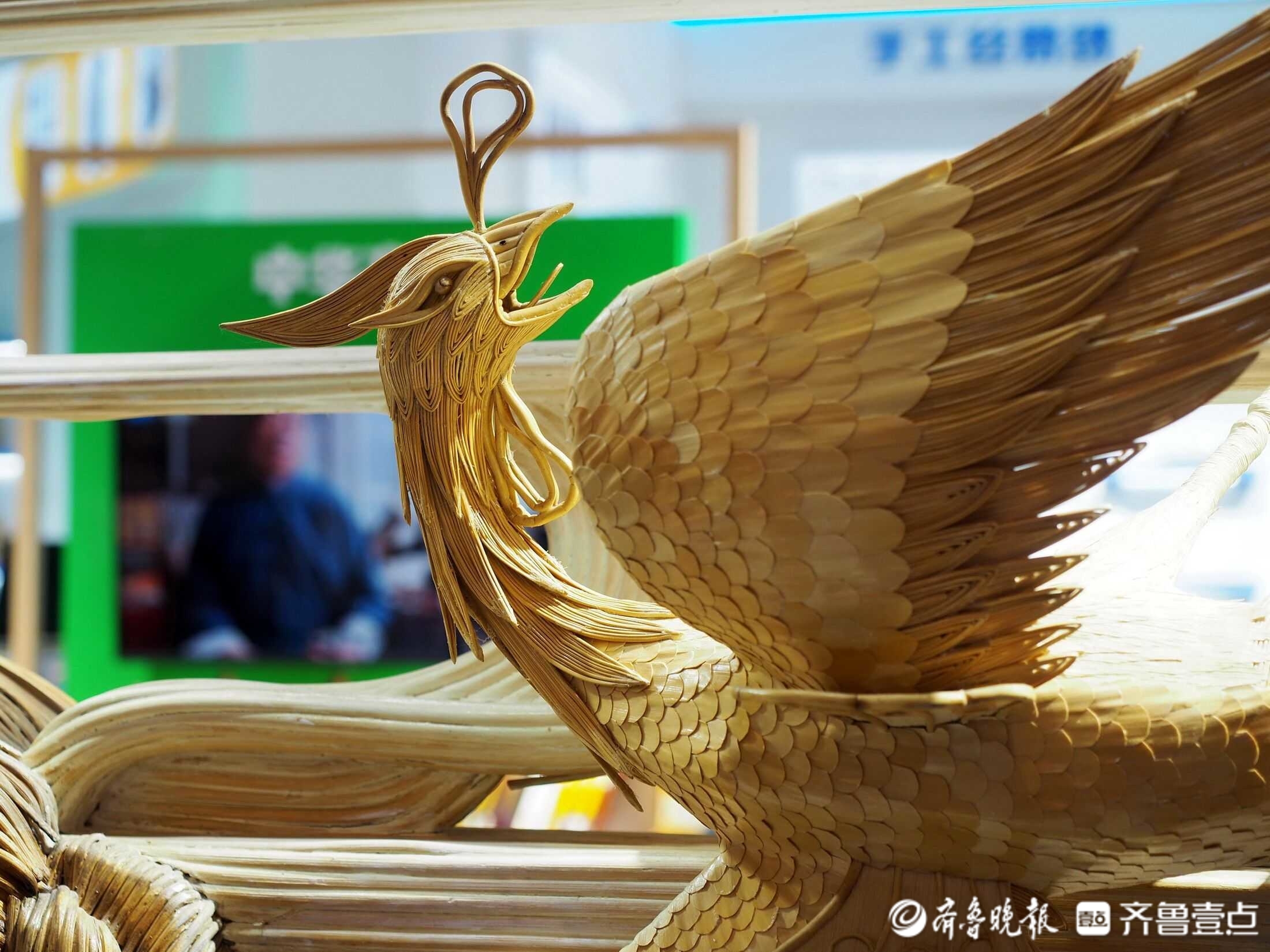 文博会上真有奇迹,高粱秸秆制成的巨型草编凤凰艺术品亮相-齐鲁晚报