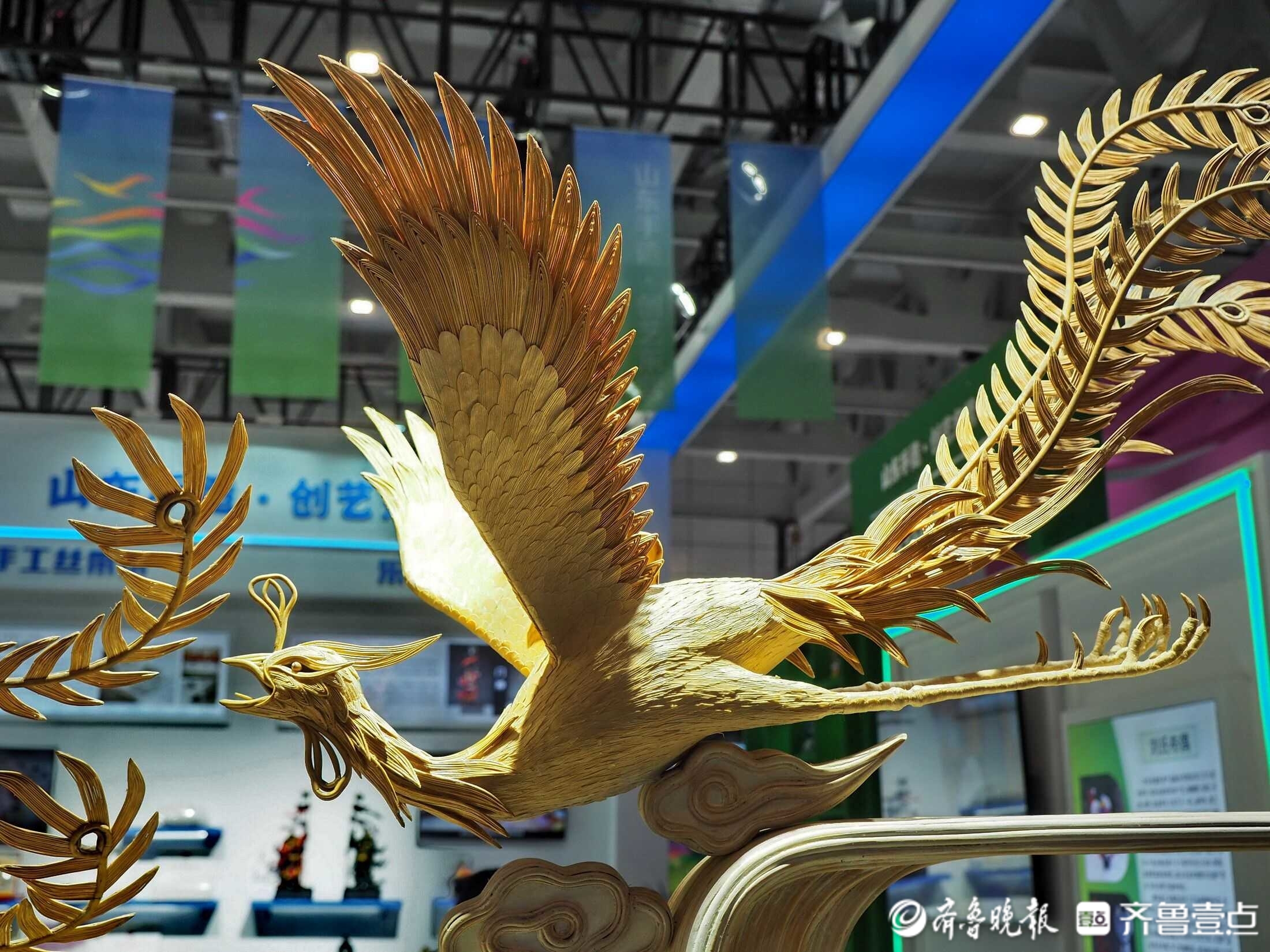 文博会上真有奇迹,高粱秸秆制成的巨型草编凤凰艺术品亮相-齐鲁晚报