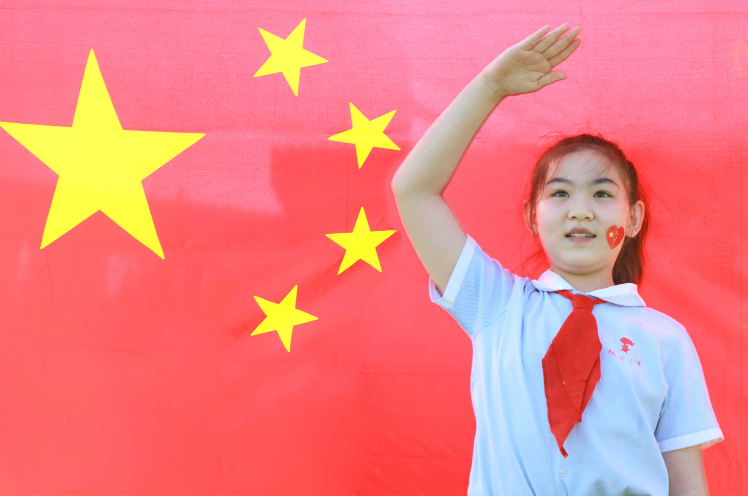 我和国旗合个影|笑脸纯真！山师天衢杨庄实小学子向祖国深情表白