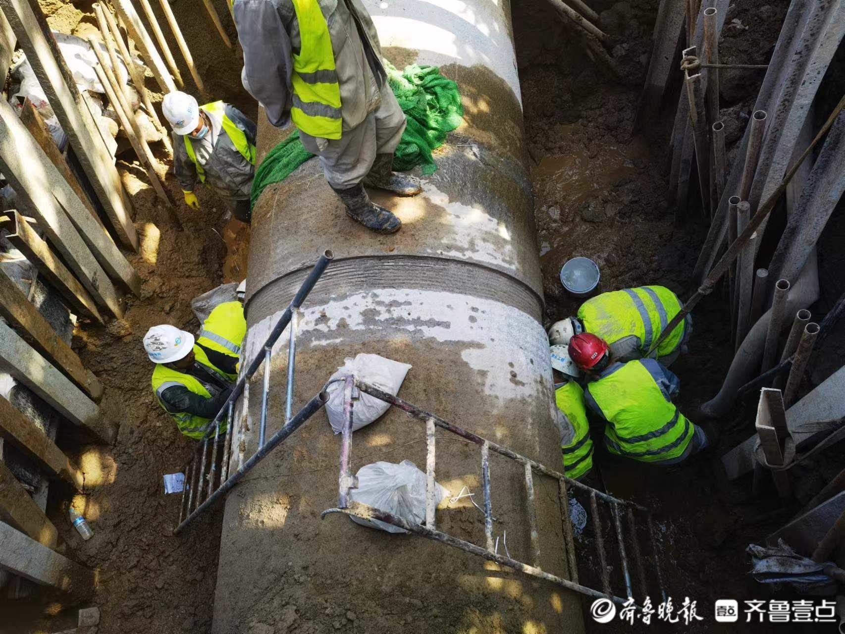 供水管道受损漏水，济南水务集团正昼夜不间断抢修