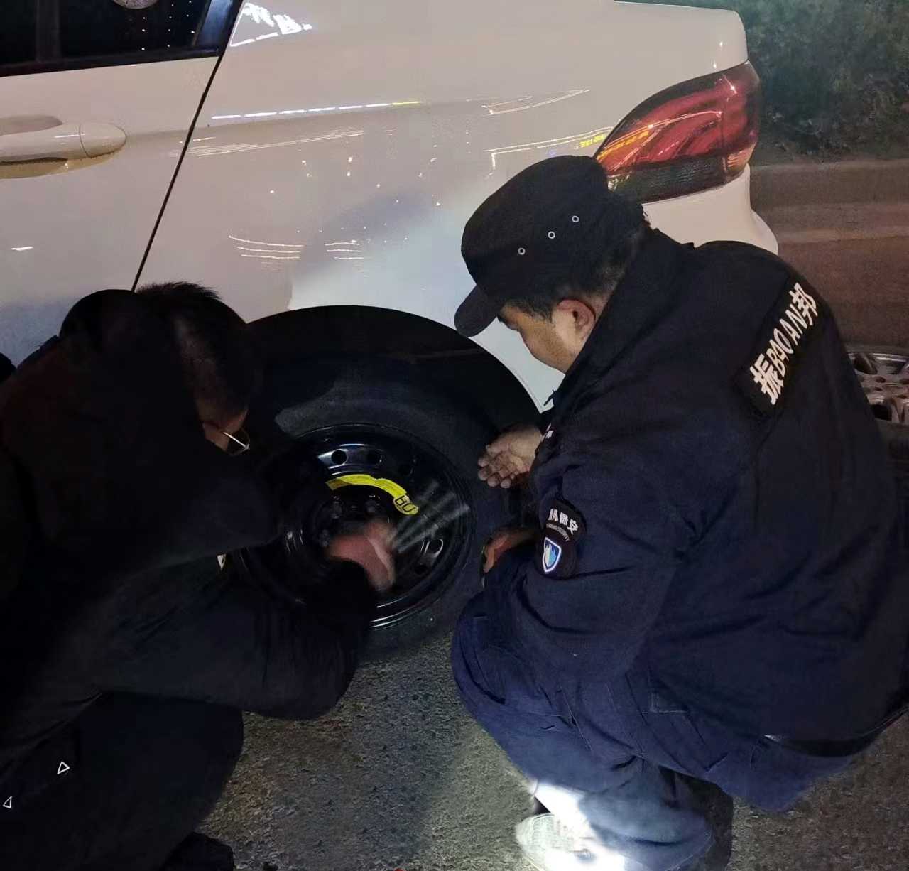 深夜车轮爆胎,热心人帮忙换车胎,点赞!