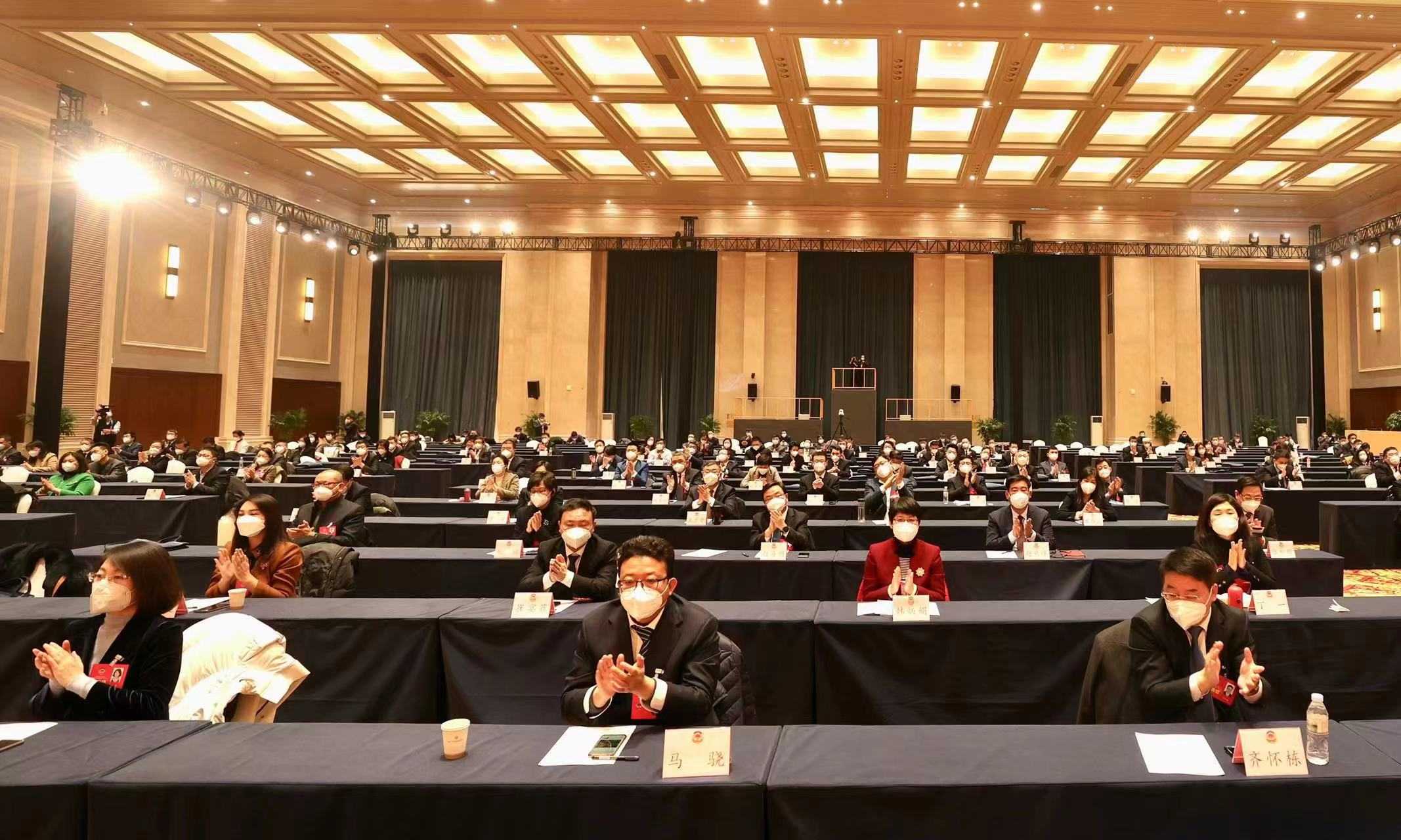 济南市政协十五届二次会议闭幕