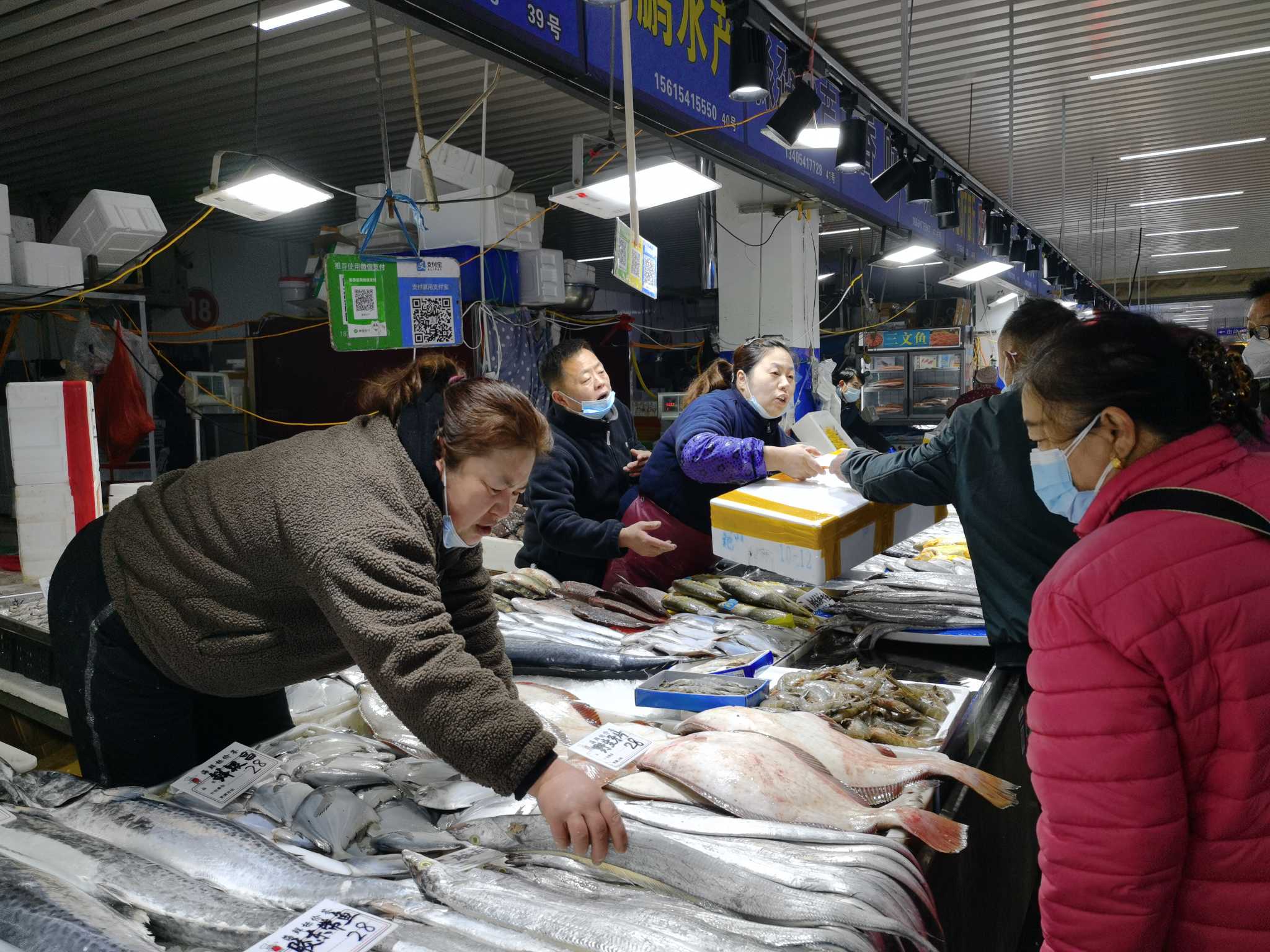 济南海鲜市场供需两旺，过年氛围感拉满 