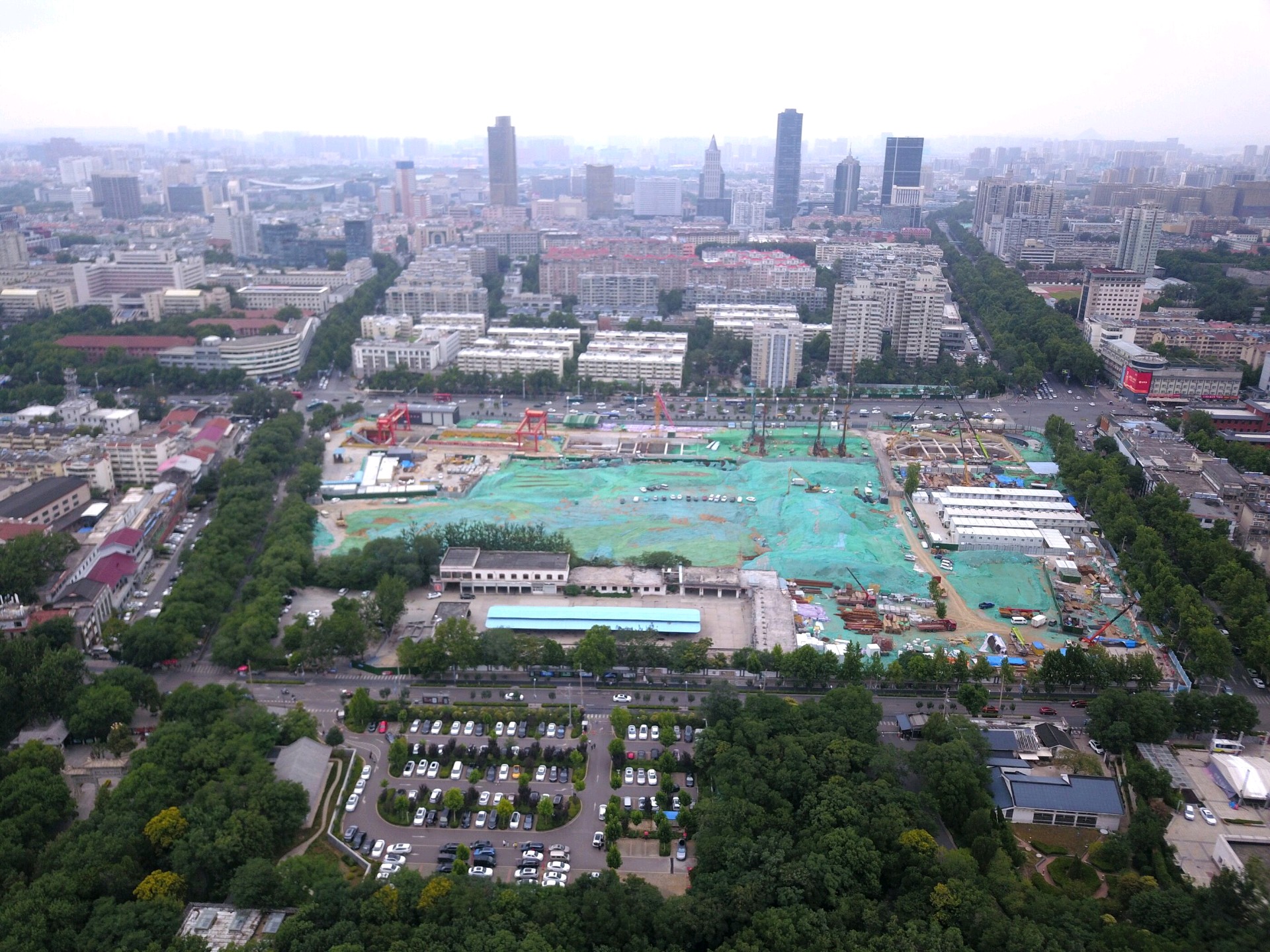 济南千佛山北广场现状,4号线地铁站施工紧锣密鼓-齐鲁晚报·齐鲁壹点