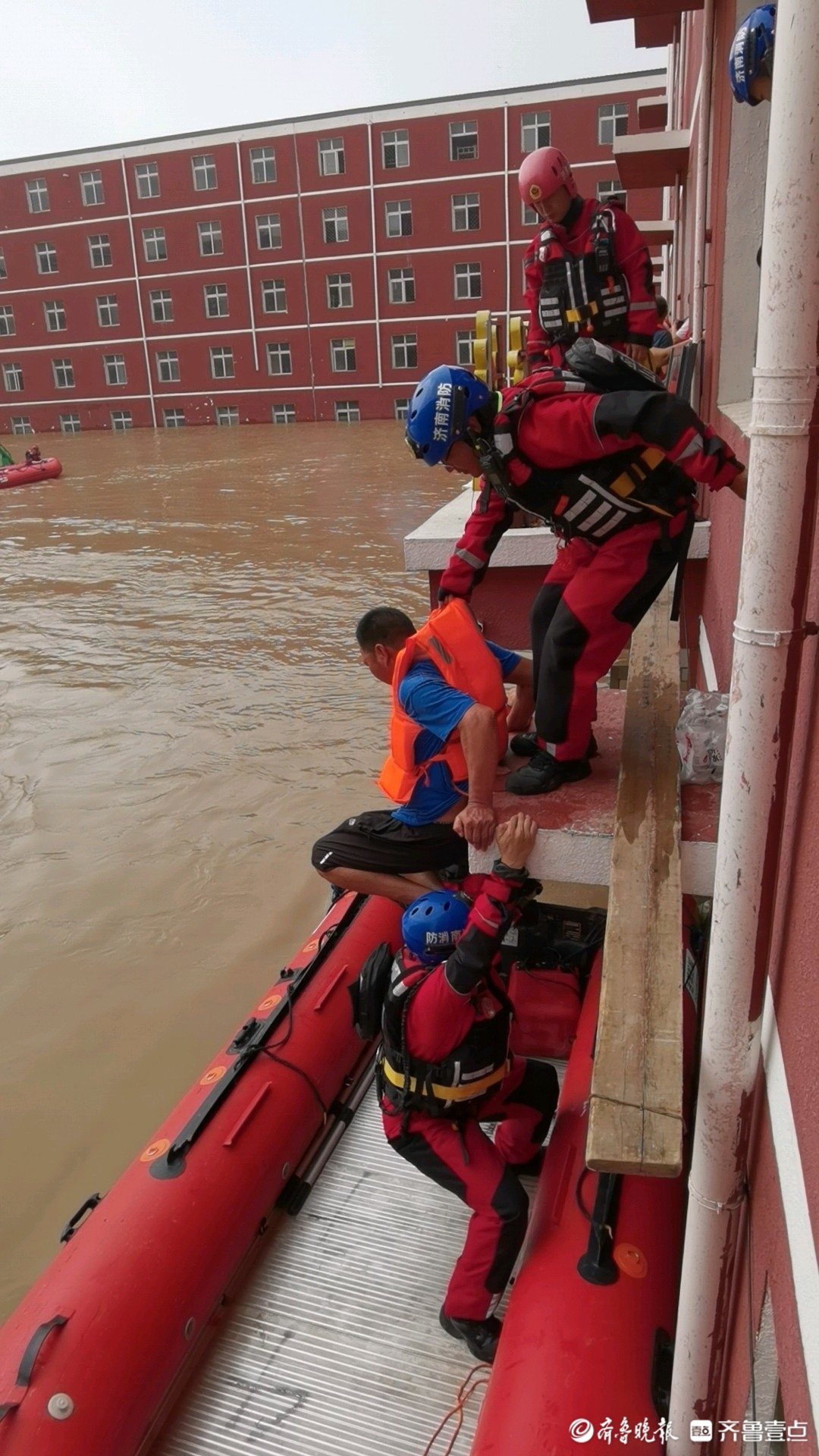 直击河北涿州救援现场：济南消防员搭人梯营救被困人员