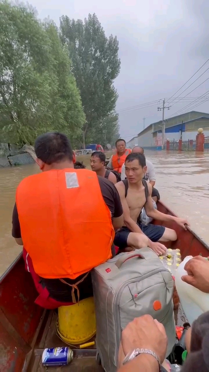 我们来自山东！郯城县公益救援队伍在河北涿州积水中奋战