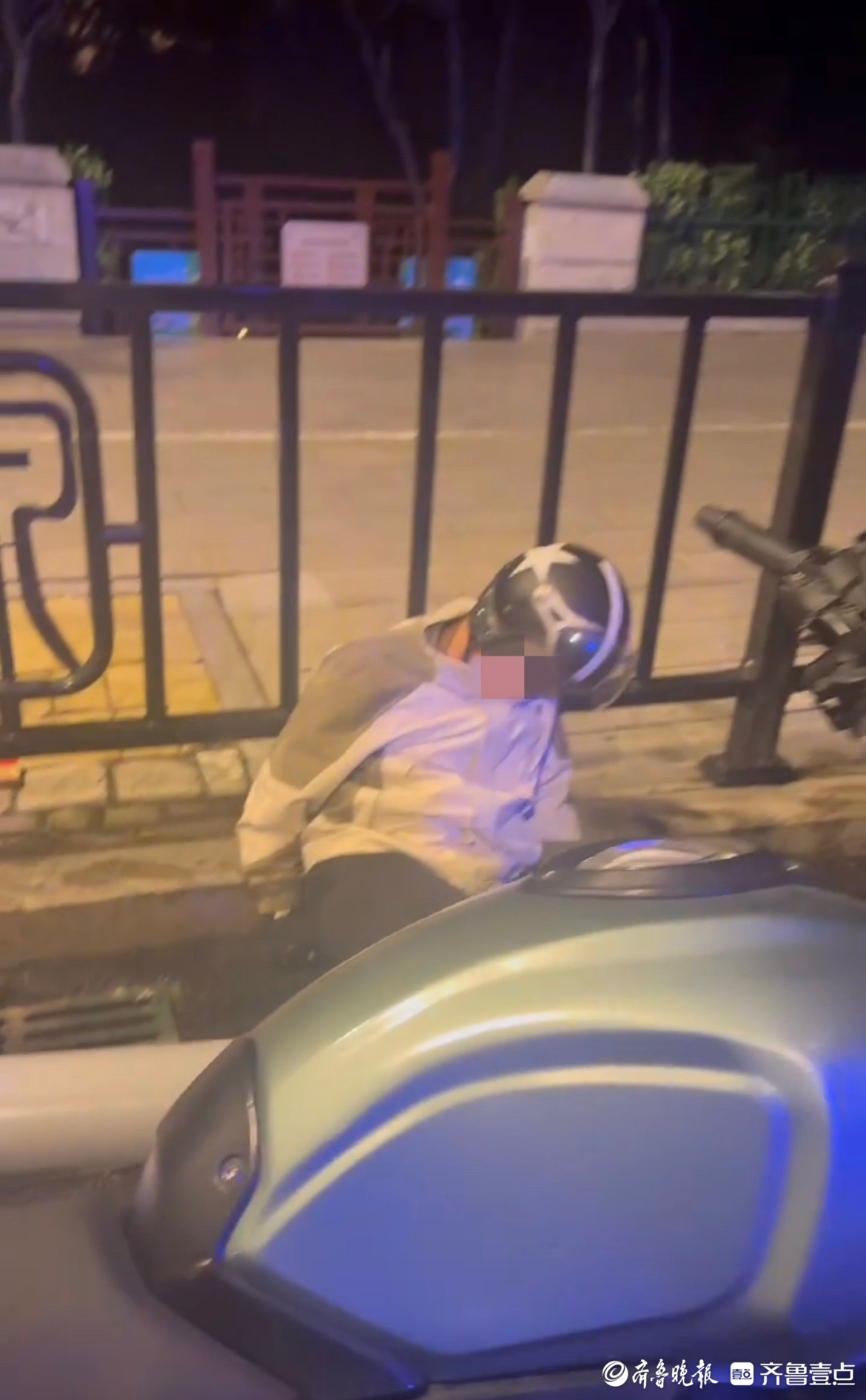 半夜一摩友街头昏迷，“00后”济南闪送小哥伸出援手