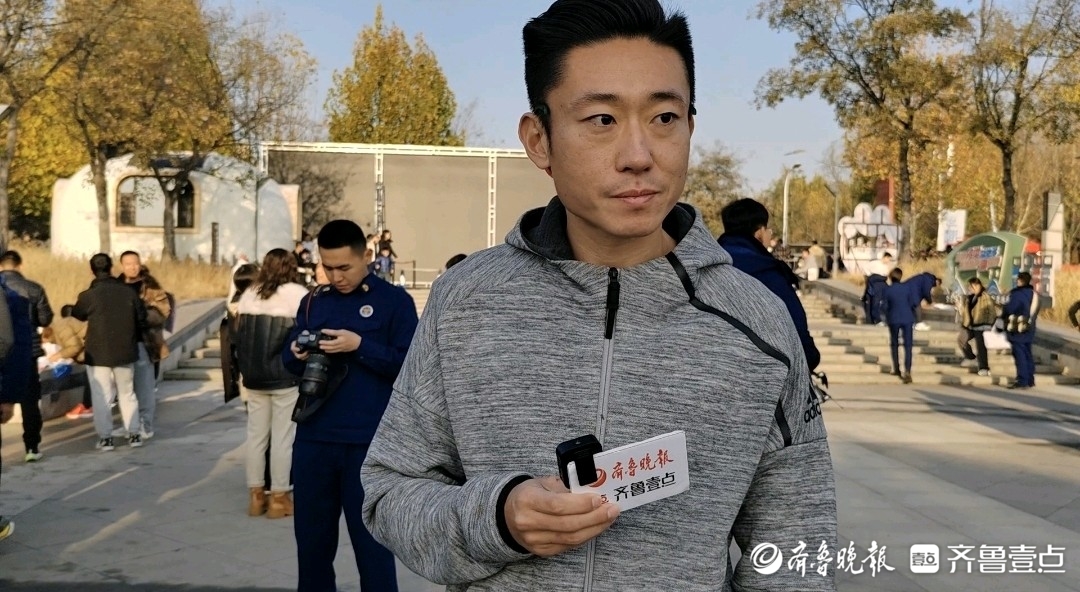 “希望跑到77分钟左右！”山东消防粉丝专程从外地赶来跑马拉松