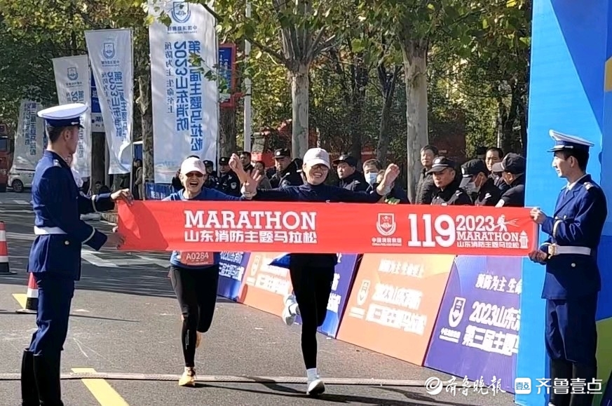 携手冲线！女子半马亚军季军仅一秒之差