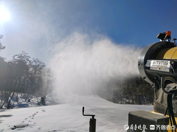 济南跑马岭景区开启造雪模式，冰雪旅游即将开幕
