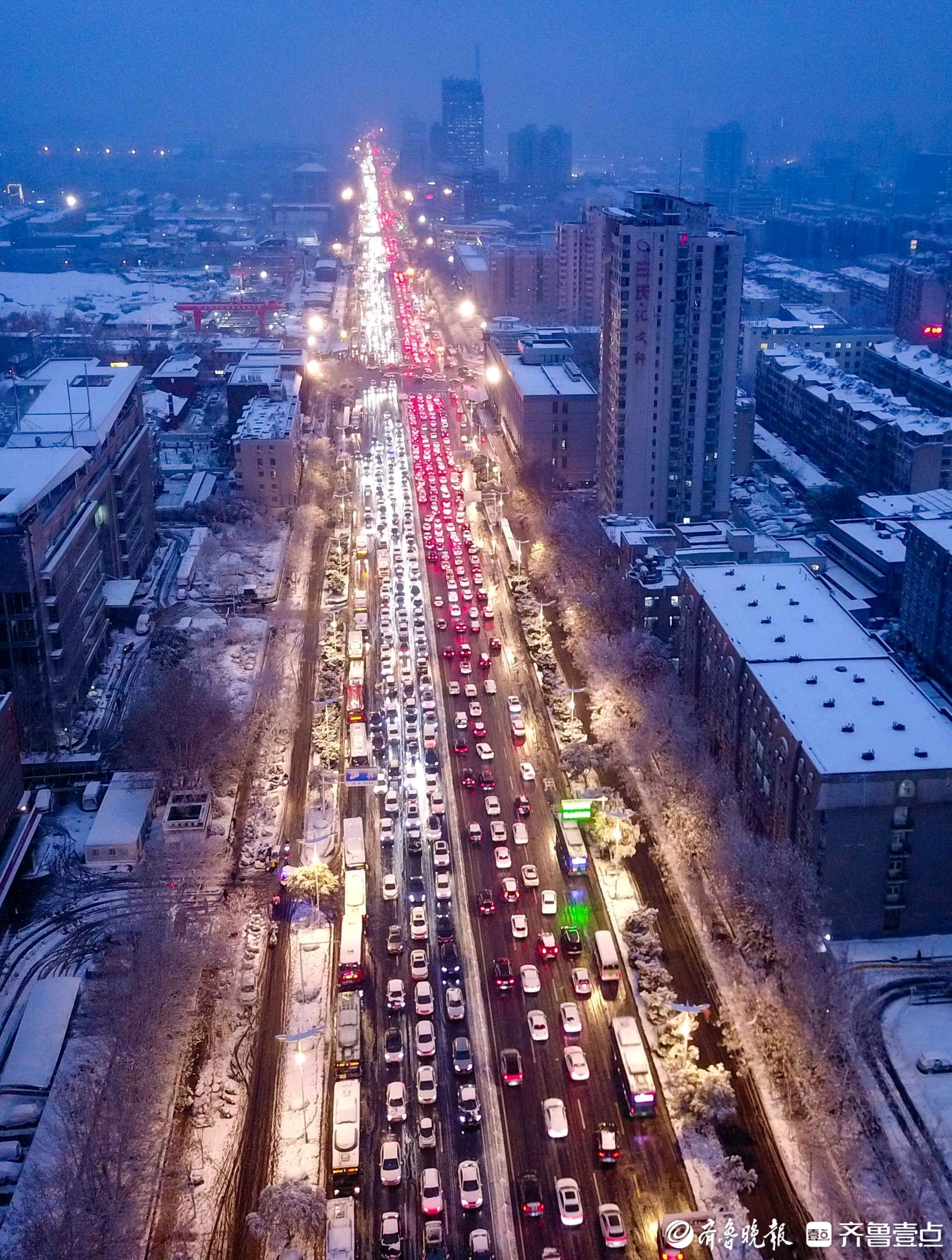 济南大雪,经十路出现交通拥堵,形成彩色车河