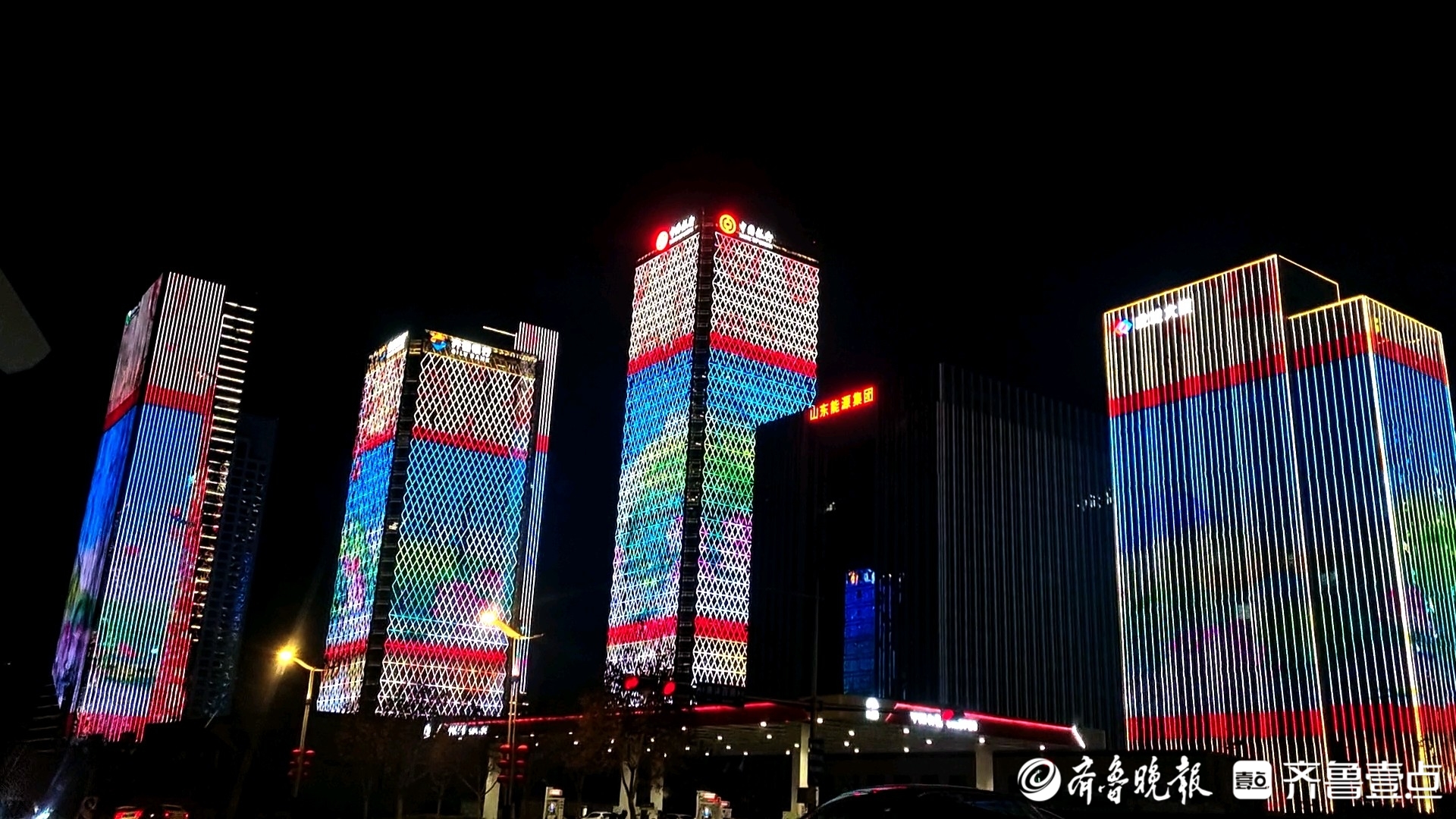 龙腾荷舞阖家团圆济南经十路新春灯光秀十分好看