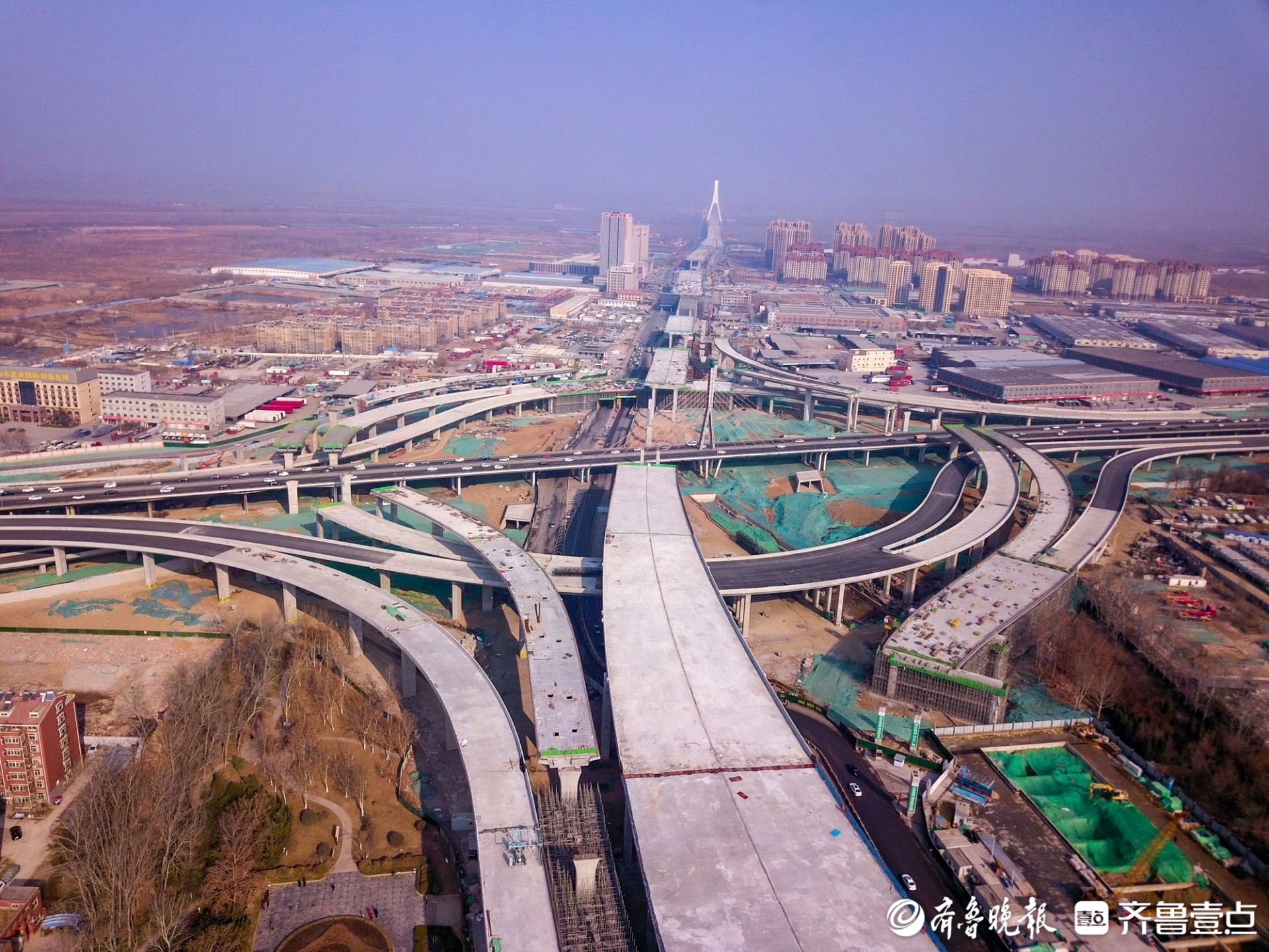 大橋面積巨大氣勢雄偉墩柱林立,南北向主橋等候跨越濟廣高速.