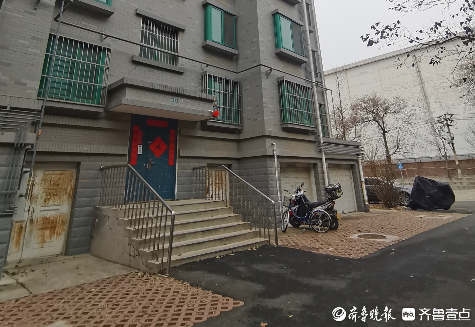 记者了解到,目前三栋楼中,仅二号楼其中一个单元业主意见统一,签署了