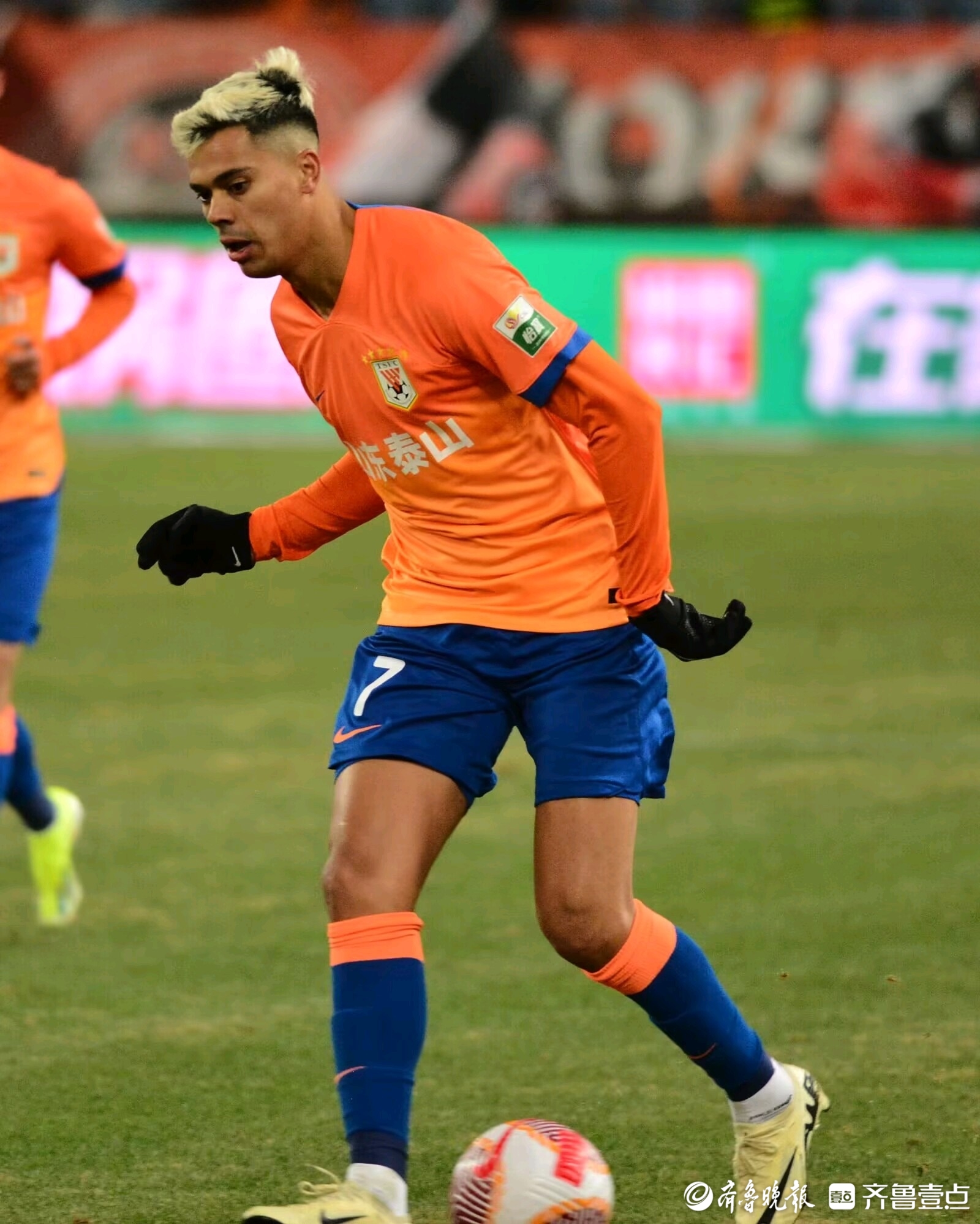 中超揭幕战泰山队大胜长春亚泰新外援帕托进球比赛中全场飞奔